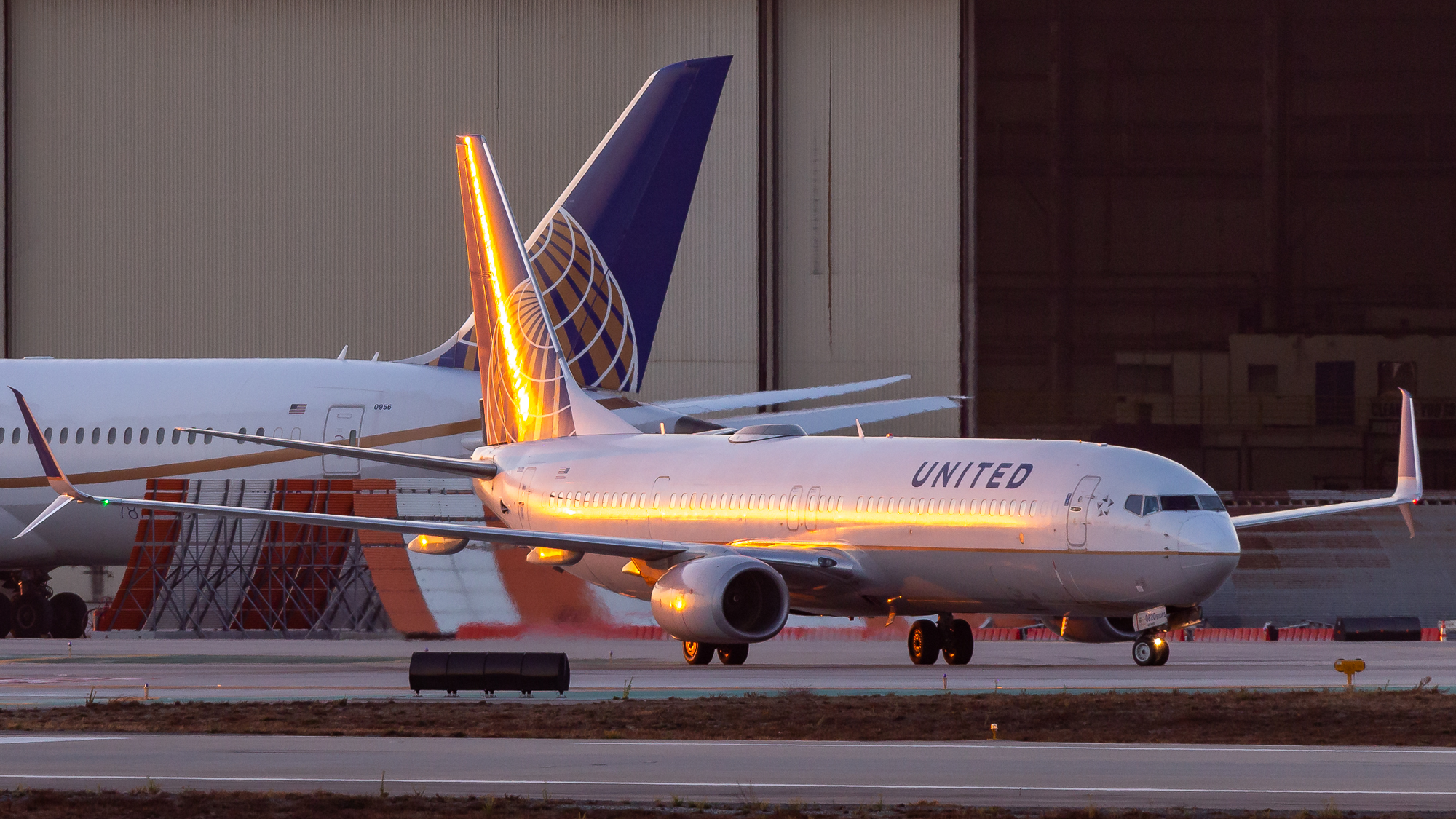 Full size: United Airlines Boeing 737-900ER N63820 at Los Angeles International Airport