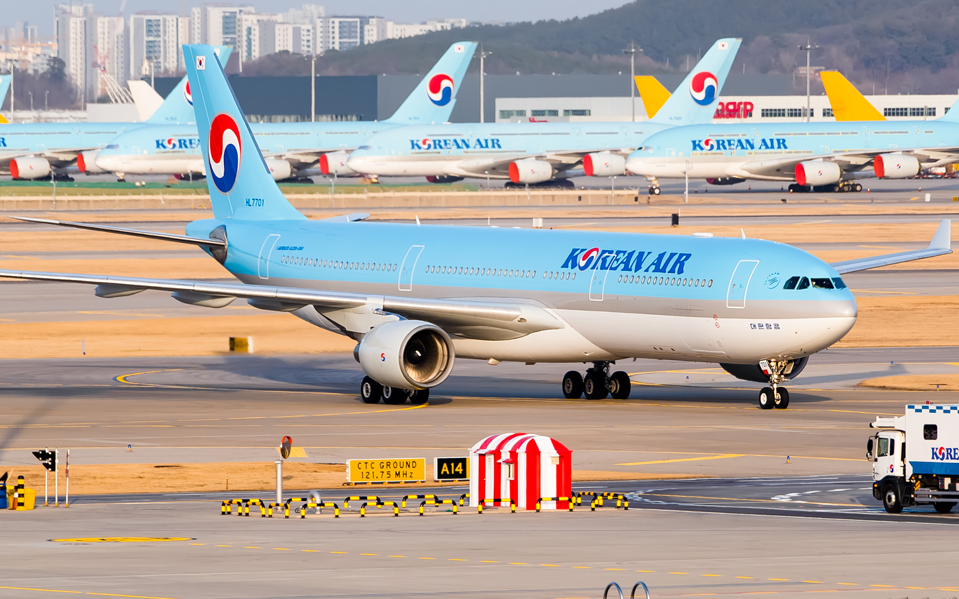 Full size: Korean Air Airbus A330-300 HL7701 at Seoul-Incheon International Airport