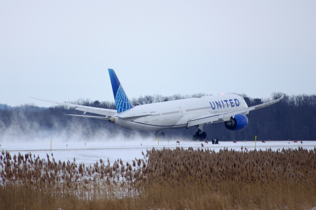 Full size: United Airlines Boeing 787-10 N13013 at Green Bay-Austin Straubel International Airport