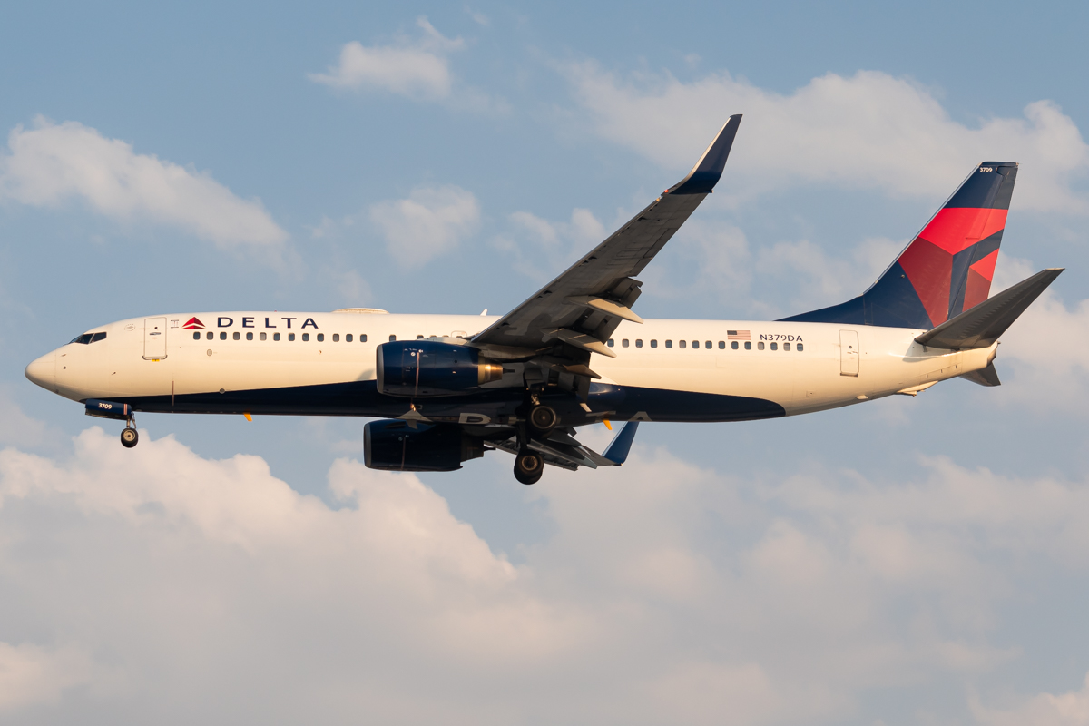 Full size: Delta Airlines Boeing 737-800 N379DA at Mexico City International Airport