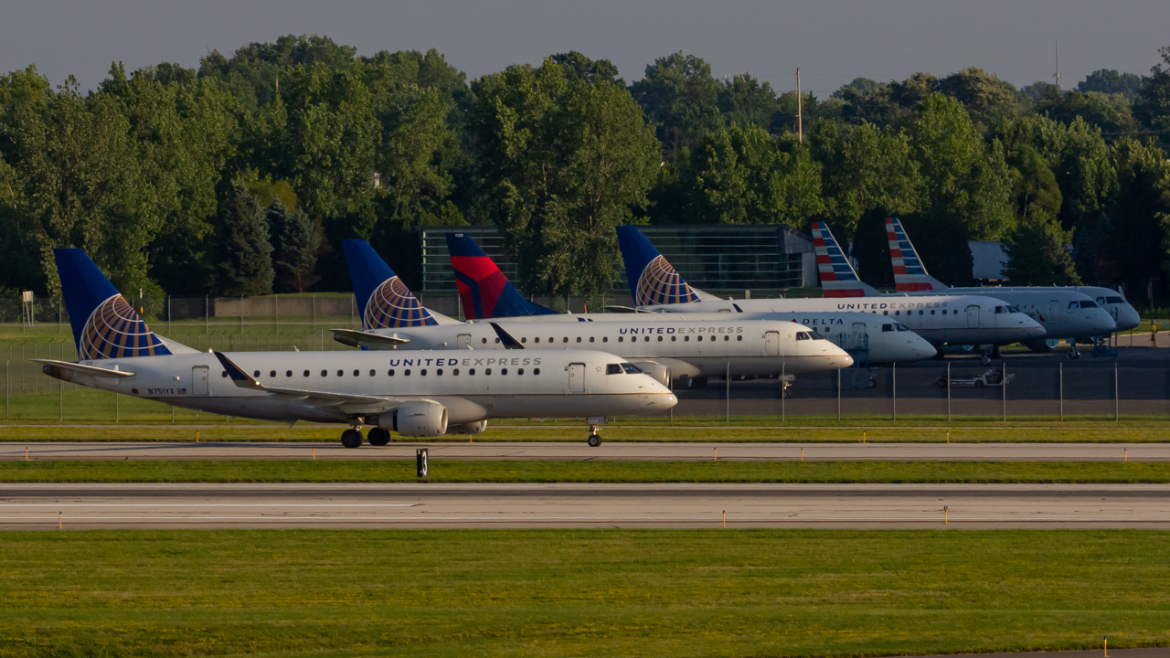 Full size: United Express Embraer E170 N751YX at John Glenn Columbus International Airport