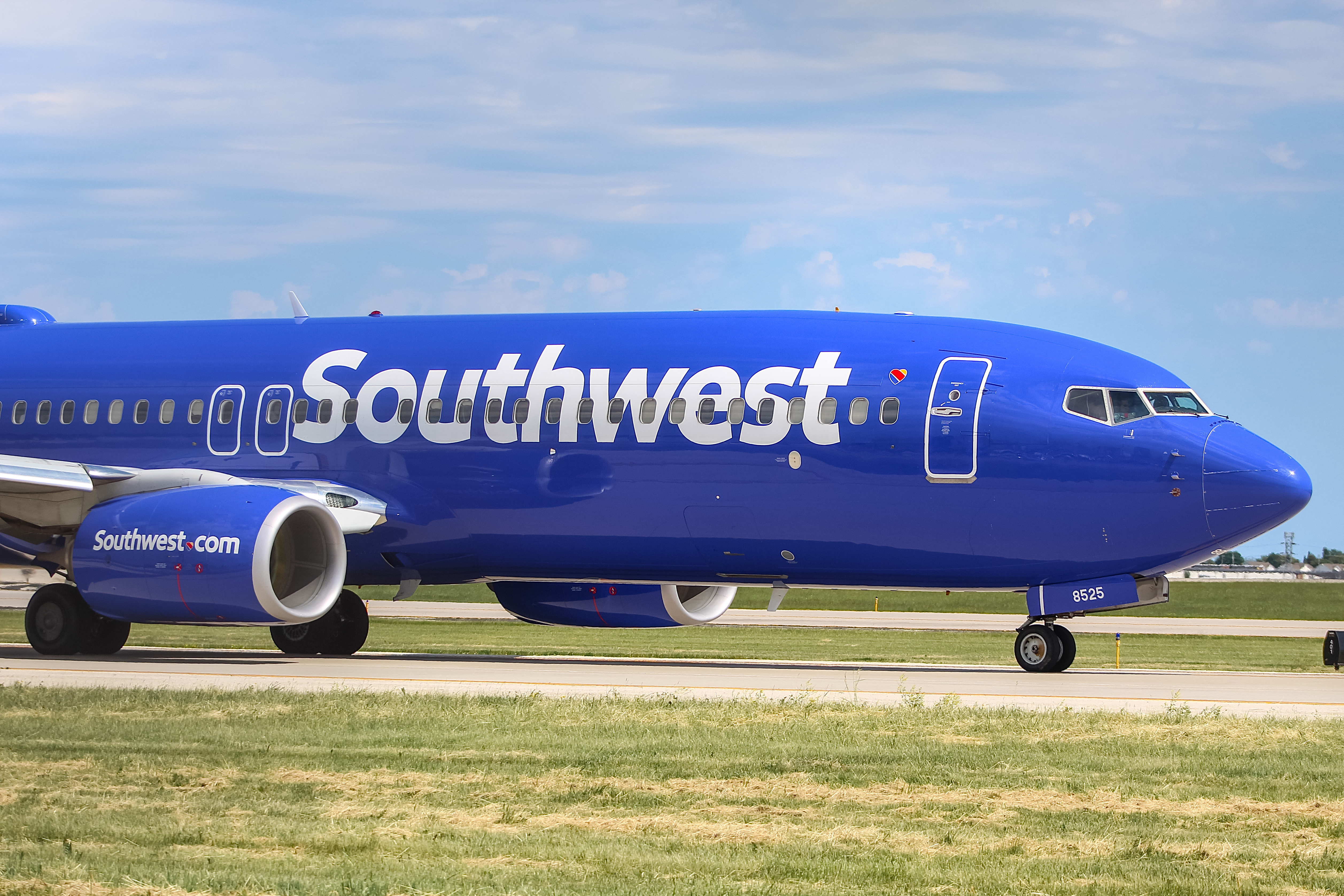 Full size: Southwest Airlines Boeing 737-800 N8525S at General Mitchell International Airport
