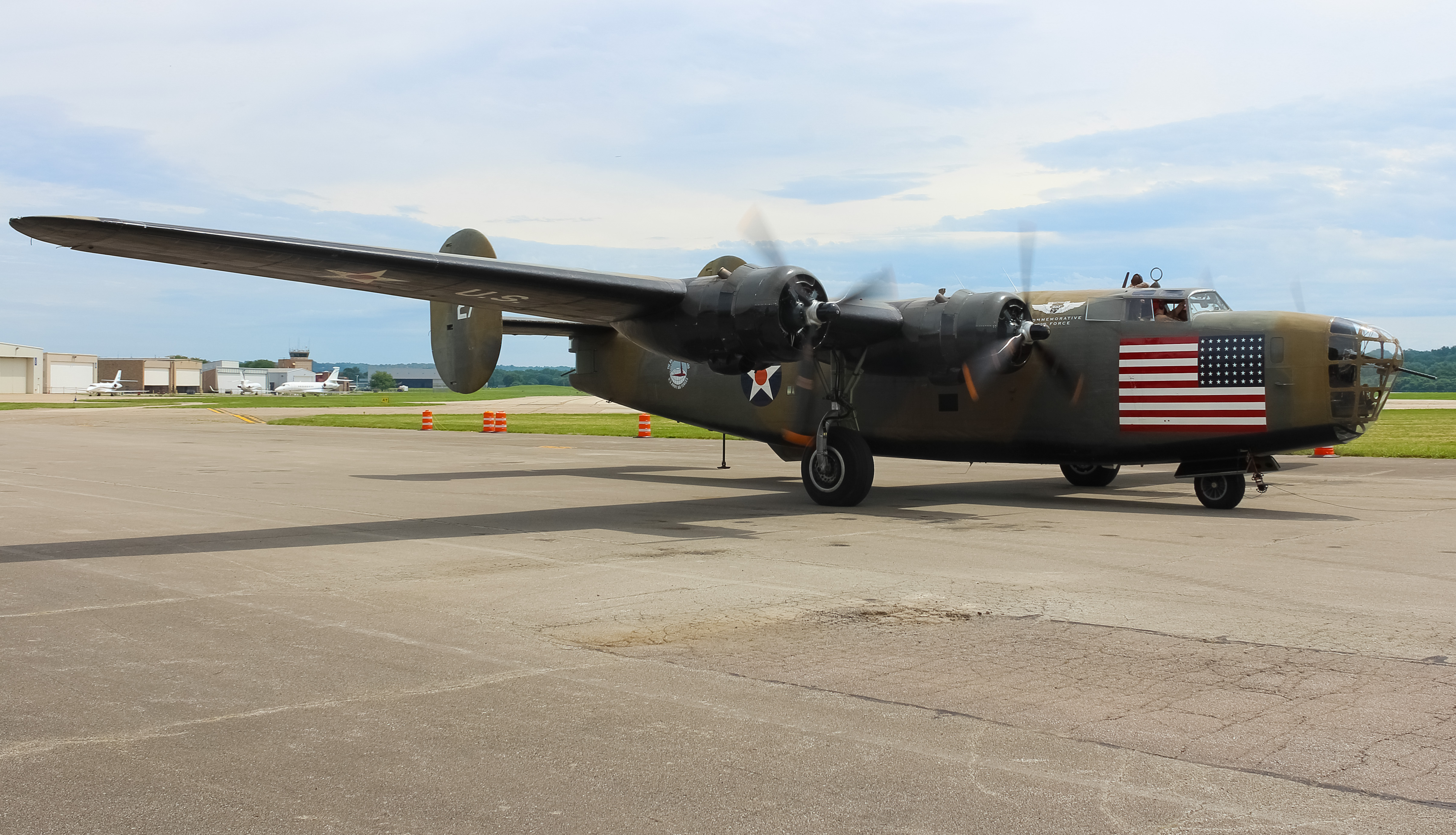Full size: PRIVATE Consolidated B-24 Liberator N24927 at Cincinnati Municipal Airport/Lunken Field