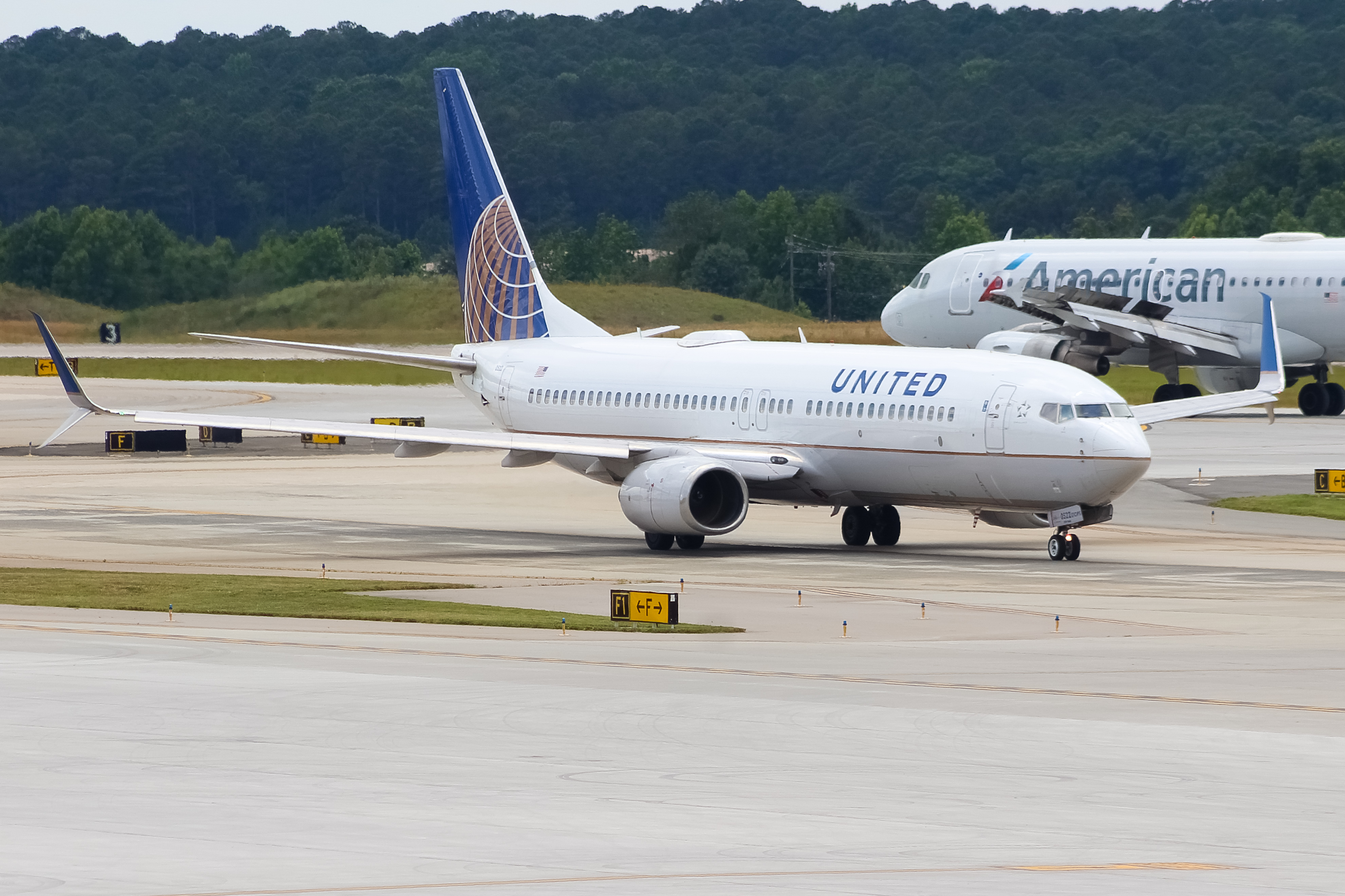 Full size: United Airlines Boeing 737-800 N76522 at Raleigh-Durham International Airport