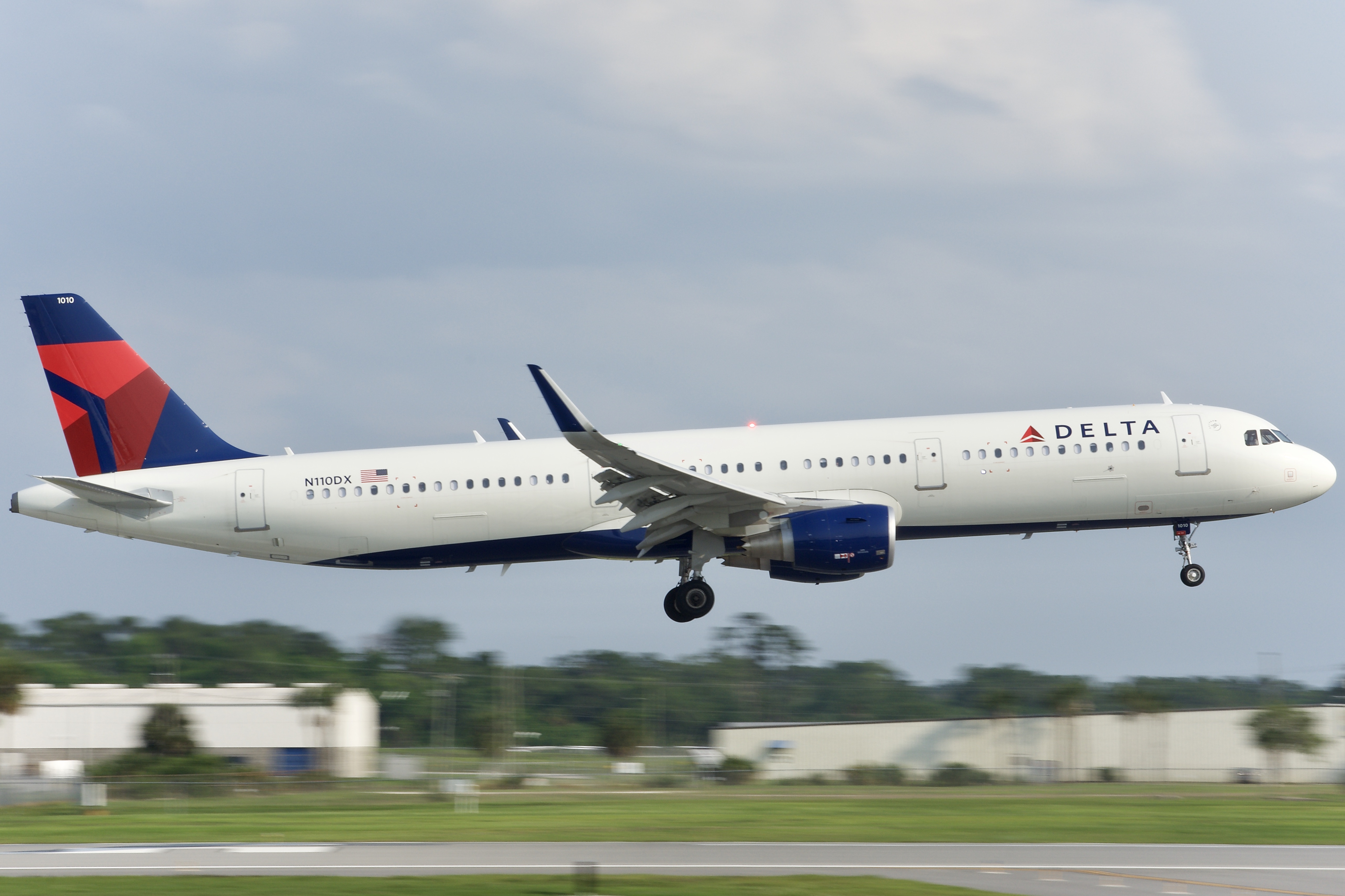 Full size: Delta Airlines Airbus A321-200 N110DX at Daytona Beach International Airport