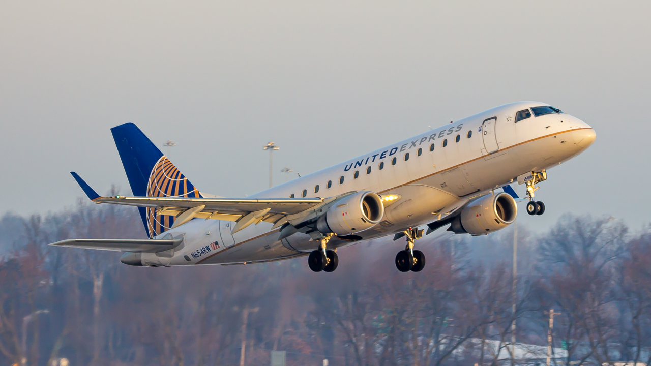 Full size: United Express Embraer E170 N654RW at John Glenn Columbus International Airport