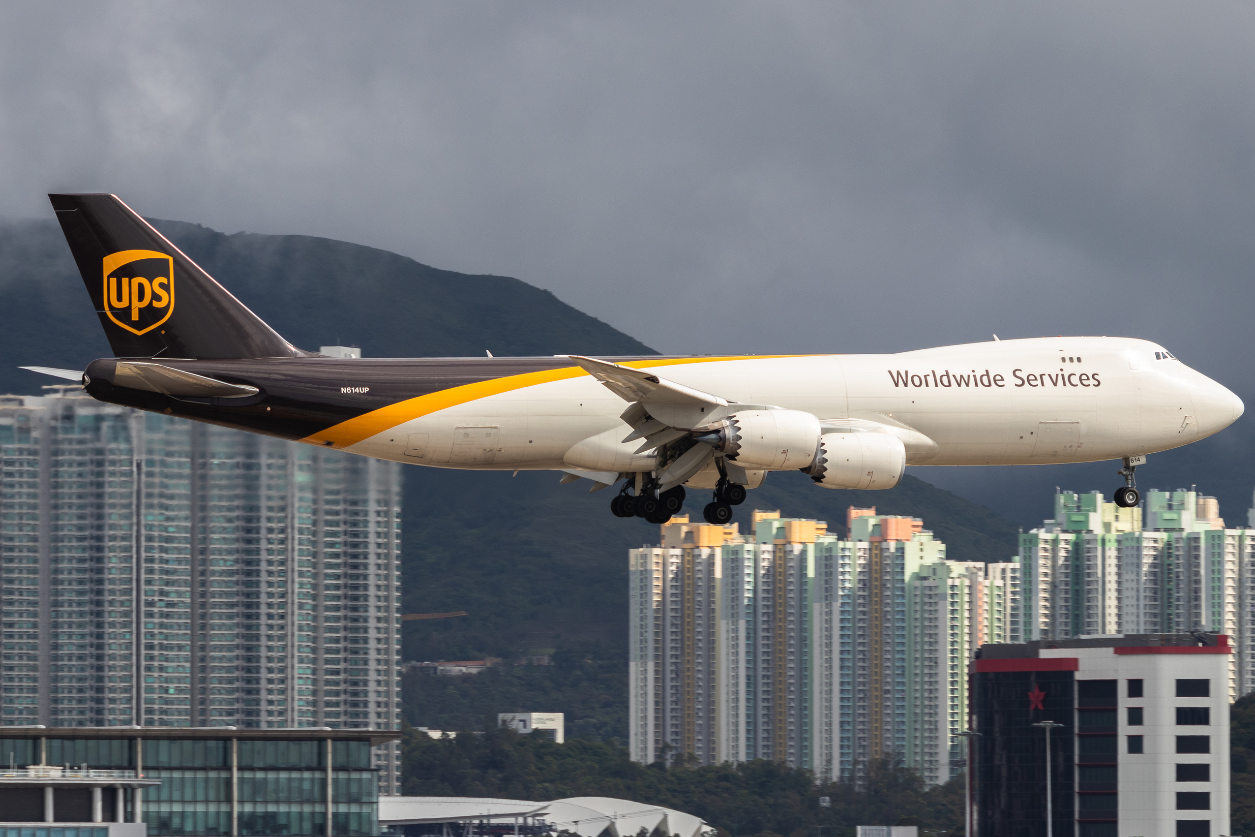 Full size: United Parcel Service Boeing 747-8F N614UP at Hong Kong International Airport