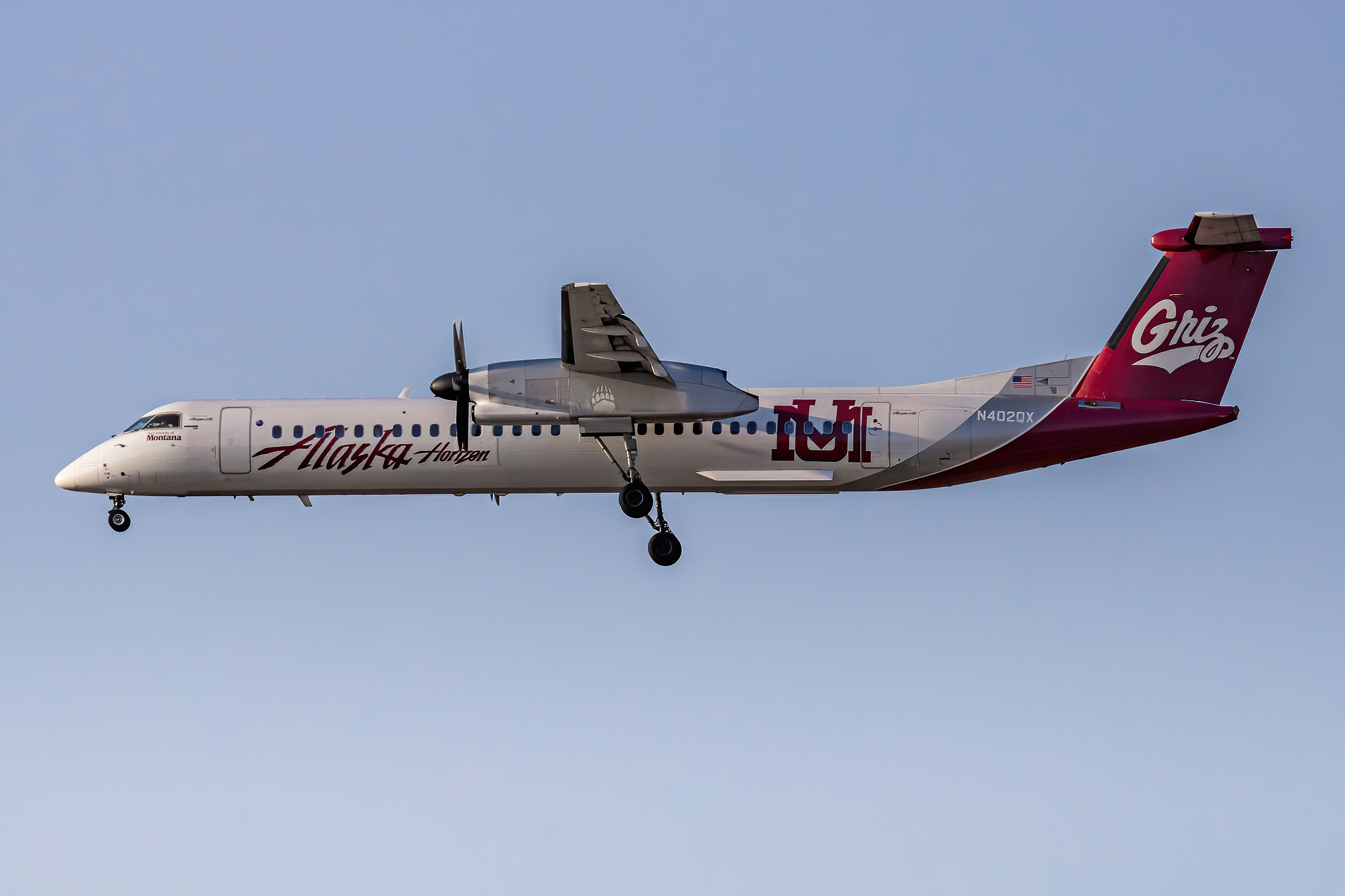 Full size: Alaska Airlines De Havilland Dash-8 q100 N402QX at Boise Air Terminal/Gowen Field
