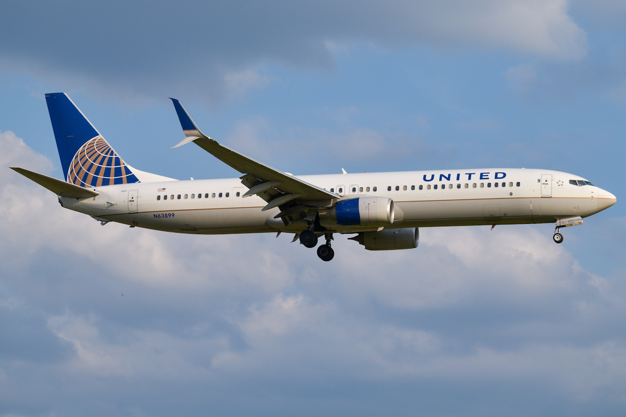 Full size: United Airlines Boeing 737-900 N63899 at Raleigh-Durham International Airport