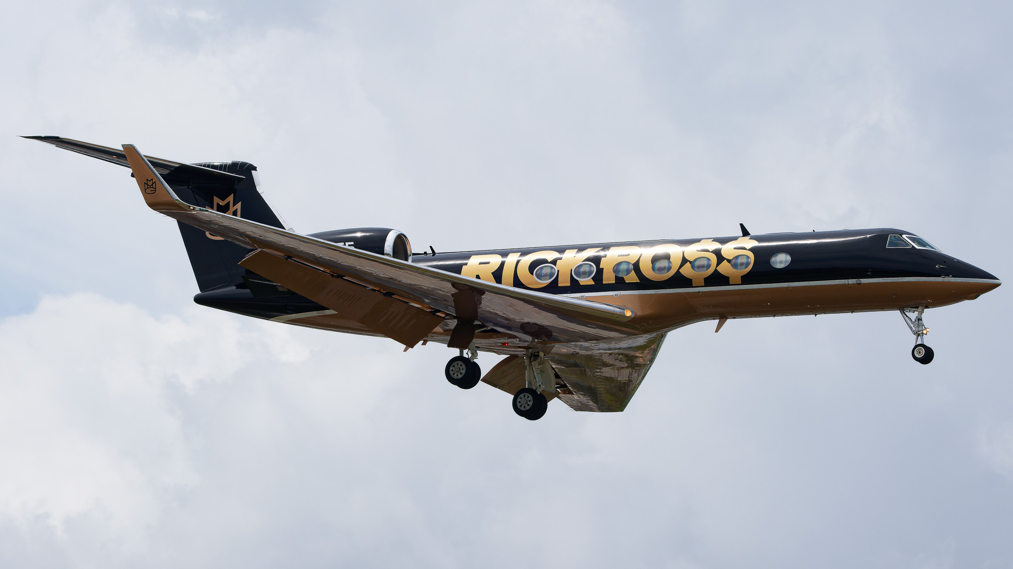 Full size: PRIVATE Gulfstream G550 N33055 at St. Petersburg Clearwater International Airport