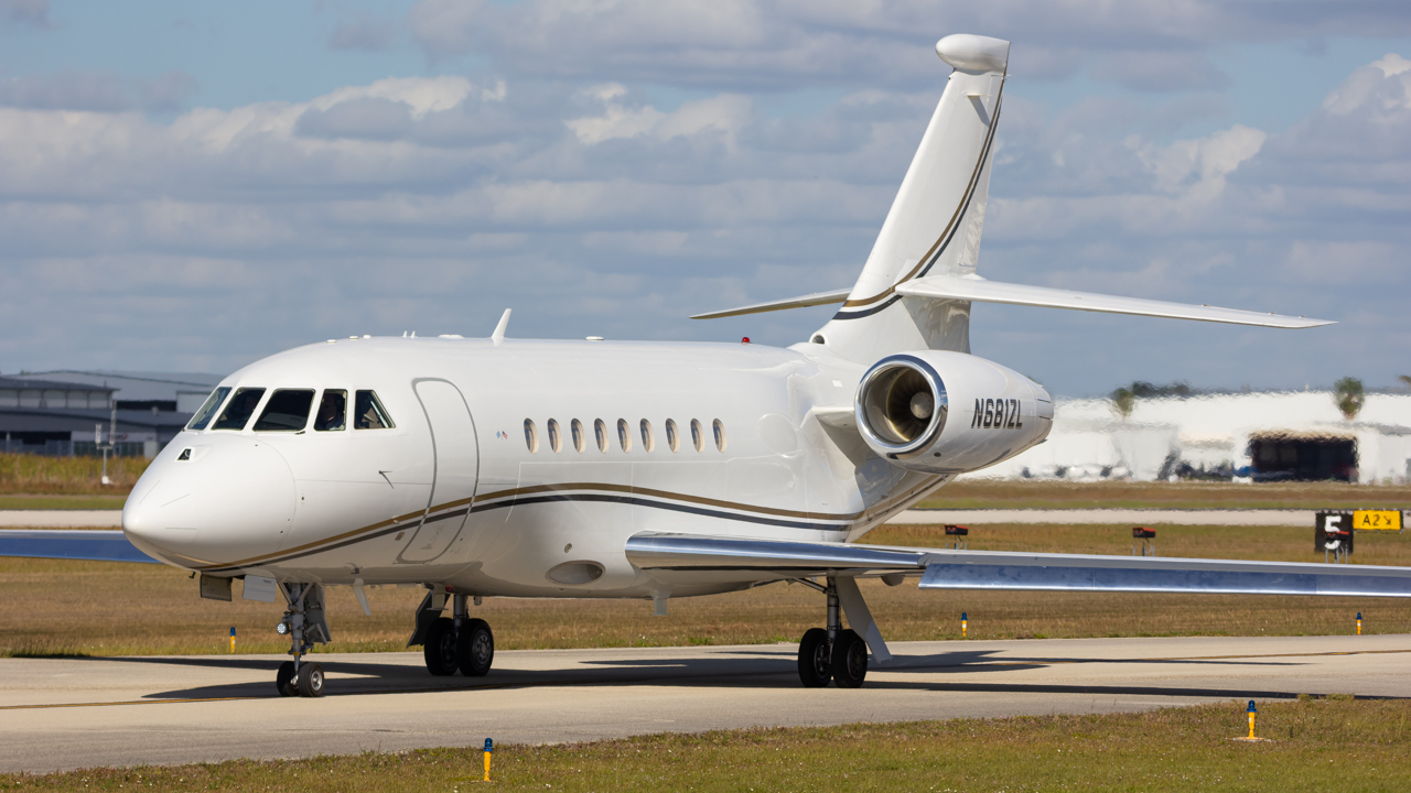 Full size: PRIVATE Dassault Falcon 2000EX N681ZL at Naples Municipal Airport