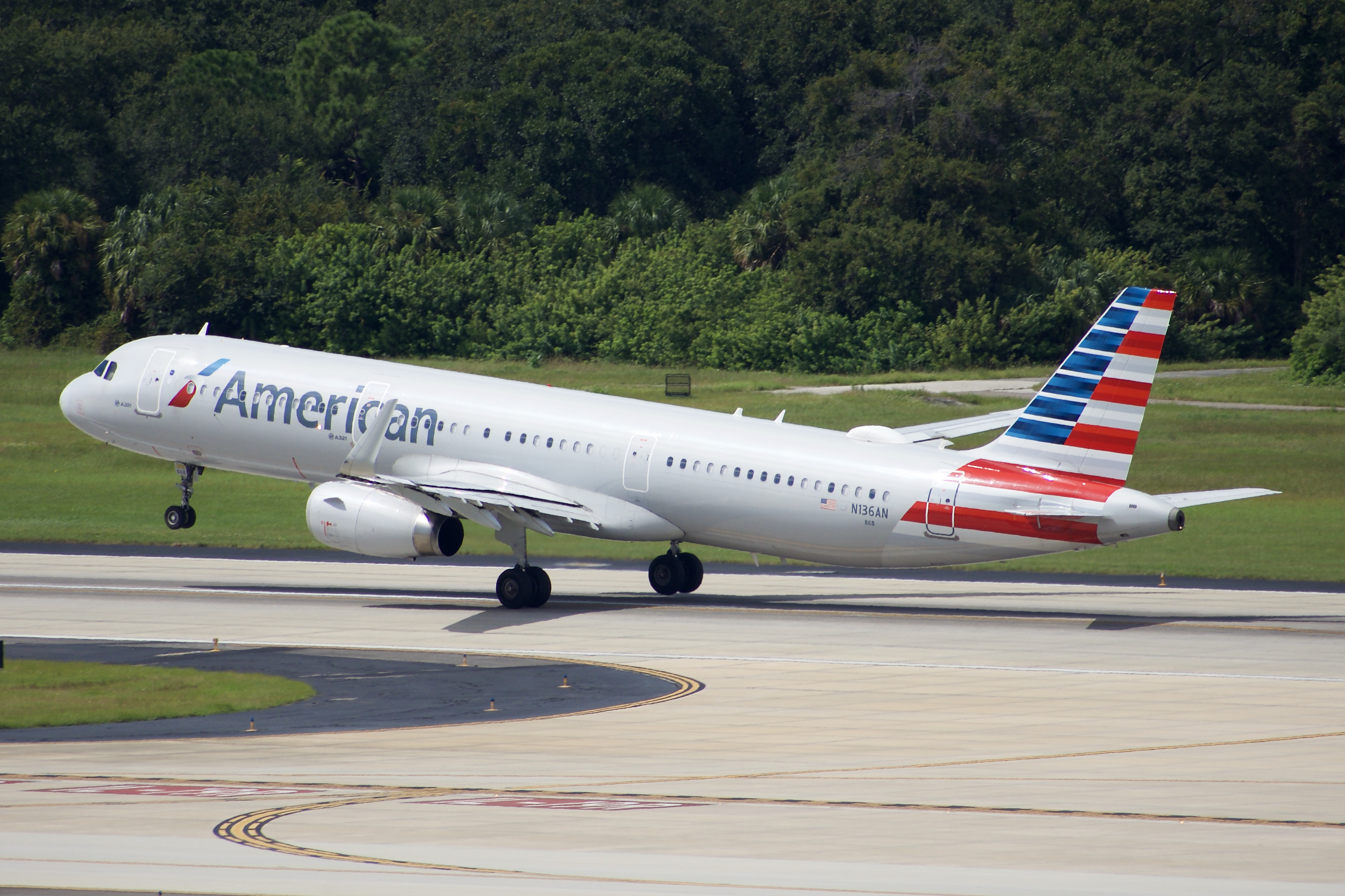 Full size: American Airlines Airbus A321-200 N136AN at Tampa International Airport
