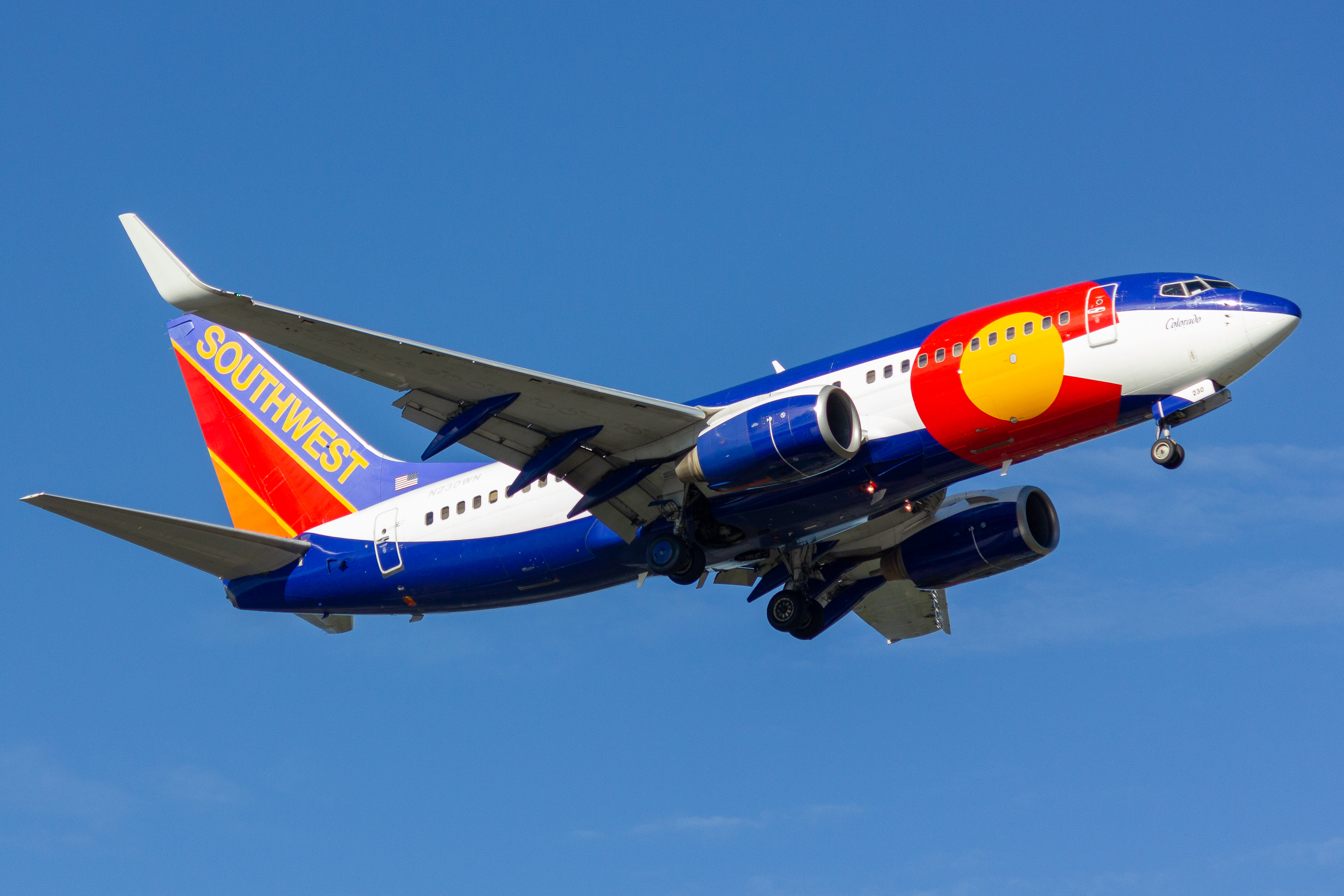 Full size: Southwest Airlines Boeing 737-700 N230WN at Seattle-Tacoma International Airport