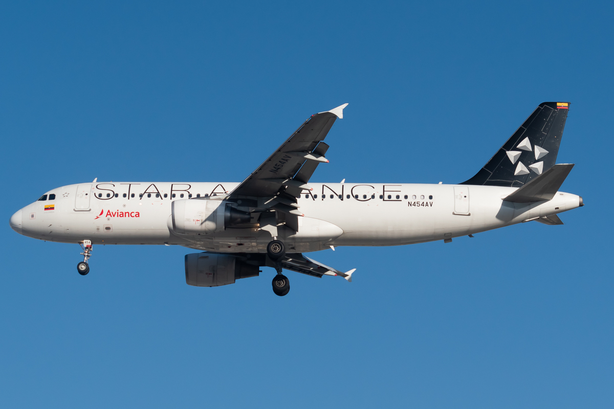 Full size: Avianca Airbus A320 N454AV at Mexico City International Airport