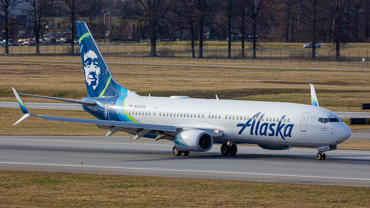 Full size: Alaska Airlines Boeing 737-900ER N432AS at John Glenn Columbus International Airport