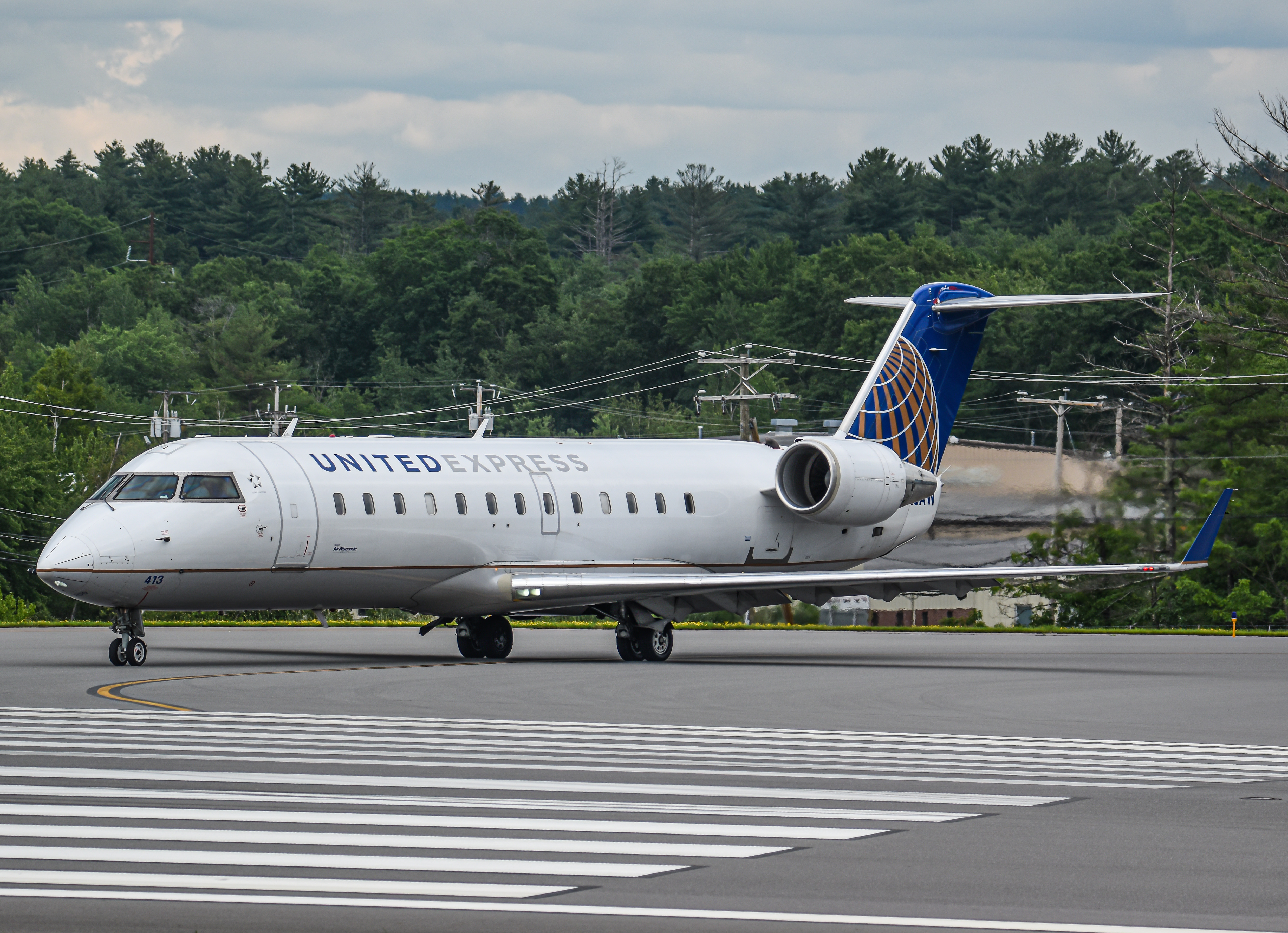 Full size: United Express Mitsubishi CRJ-200 N413AW at Manchester Airport