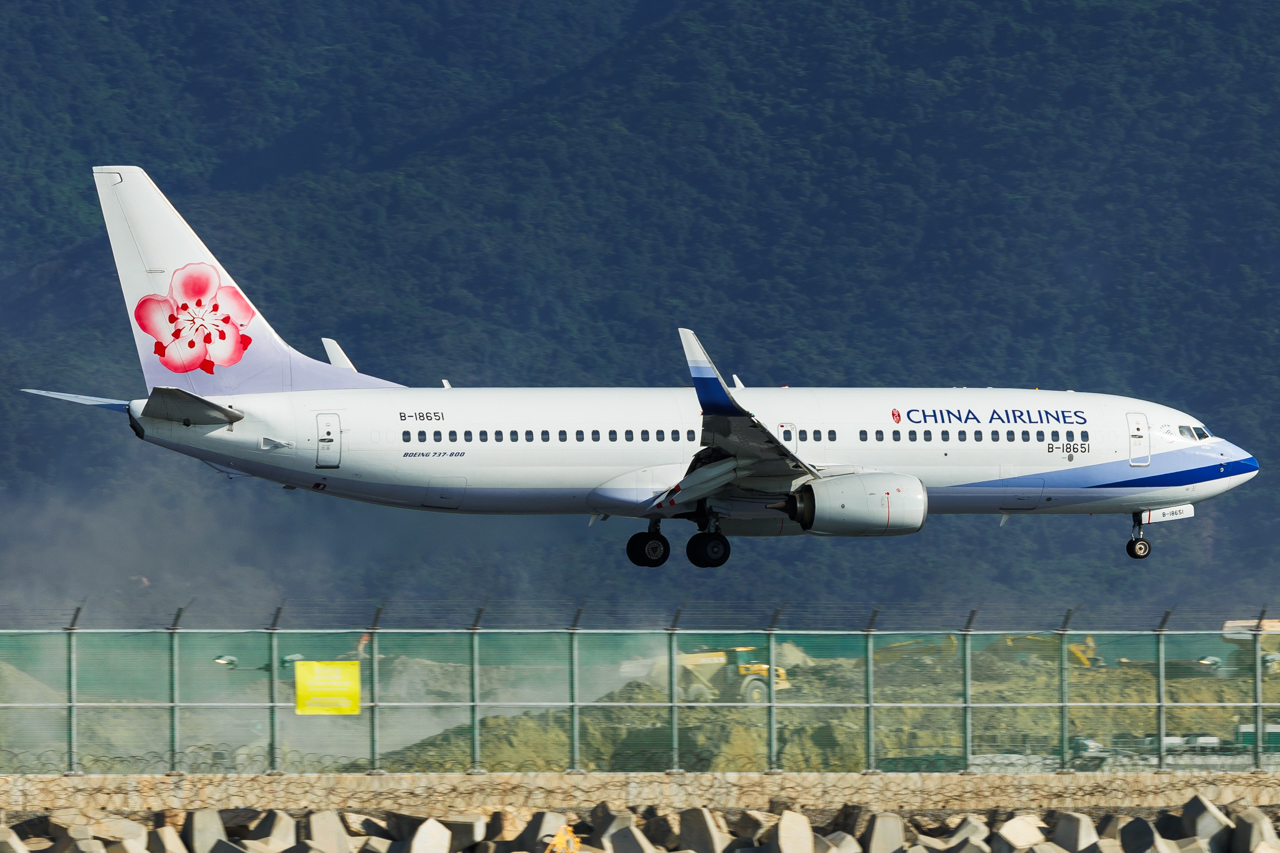 Full size: China Airlines Boeing 737-800 B-18651 at Hong Kong International Airport