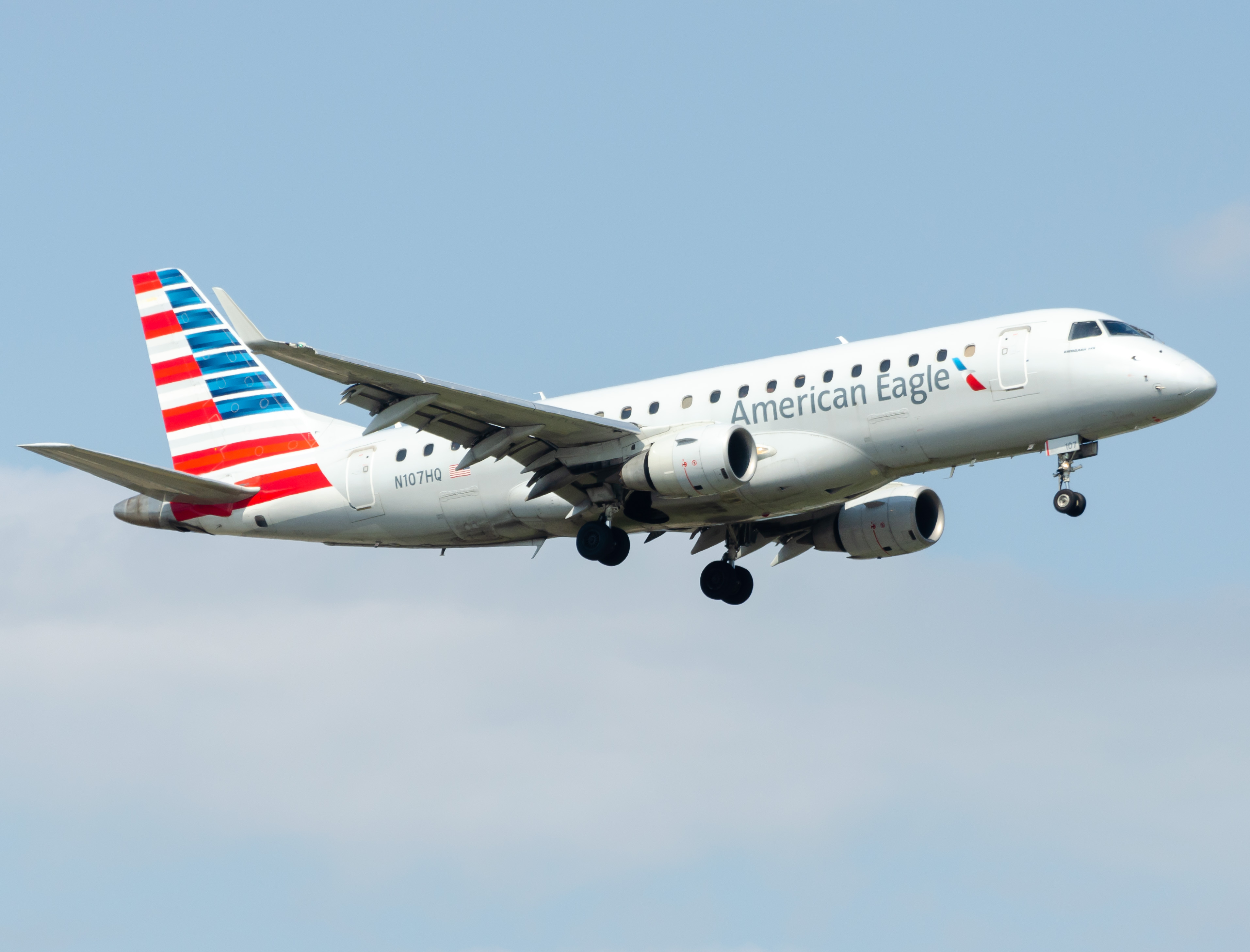 Full size: American Eagle Embraer E175 N107HQ at John F. Kennedy International Airport