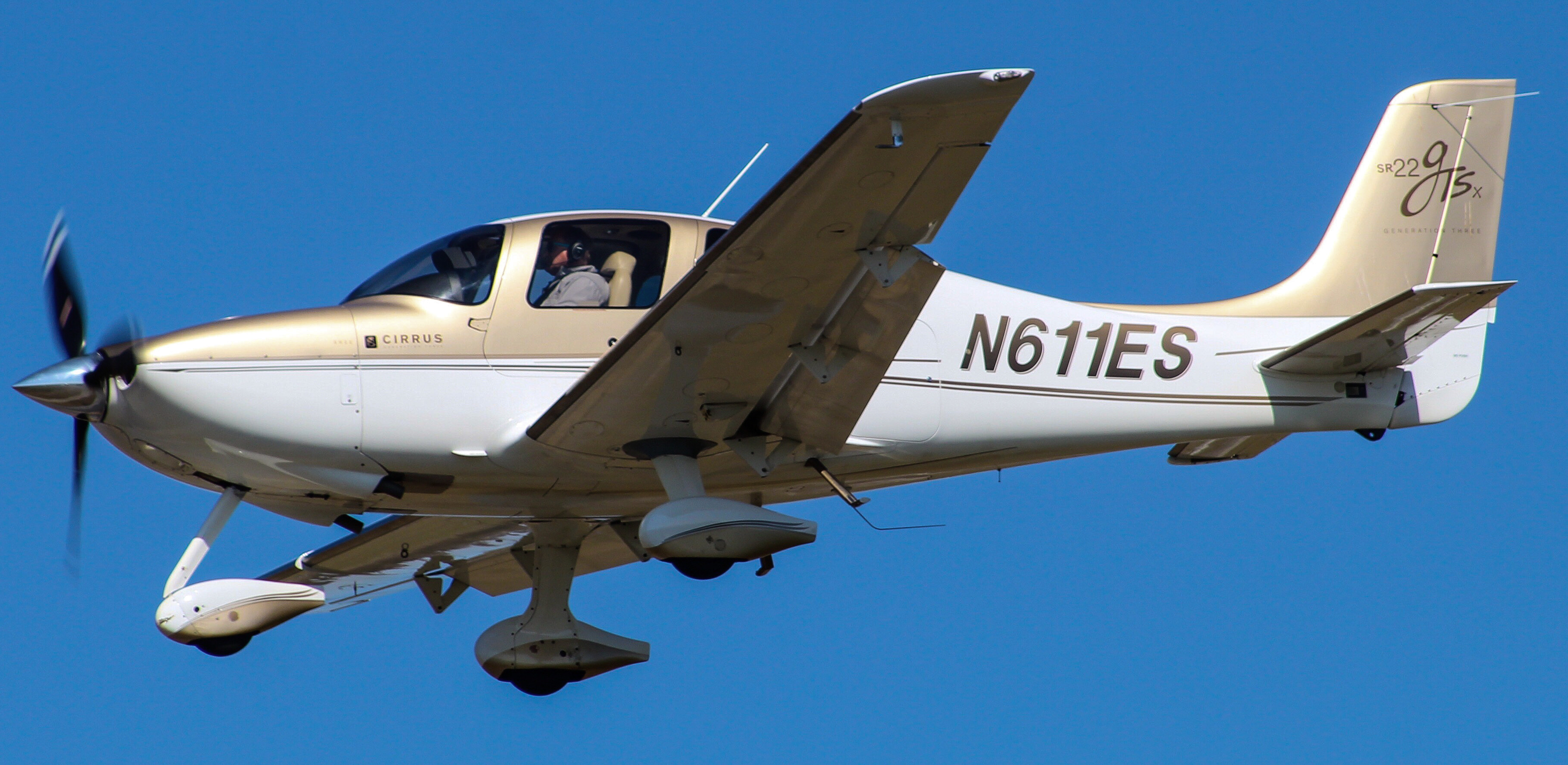 Full size: PRIVATE Cirrus SR22 N611ES at Lancaster Airport