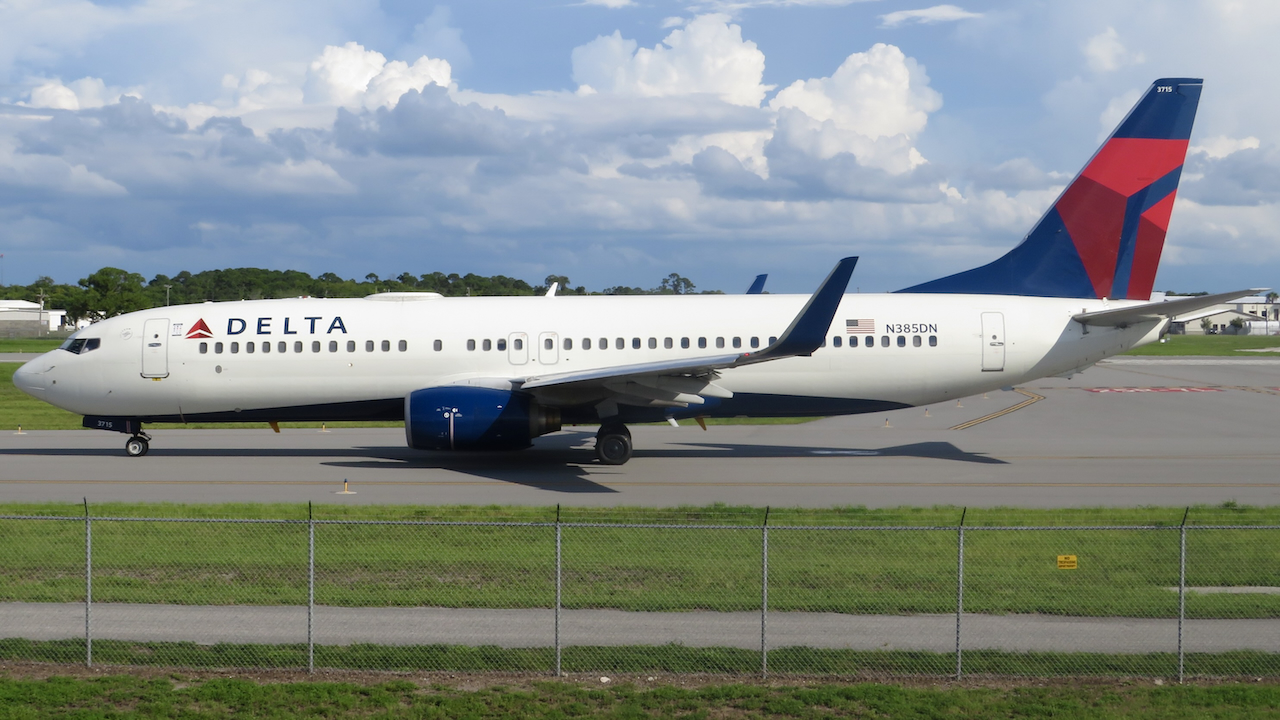 Full size: Delta Airlines Boeing 737-800 N385DN at Daytona Beach International Airport