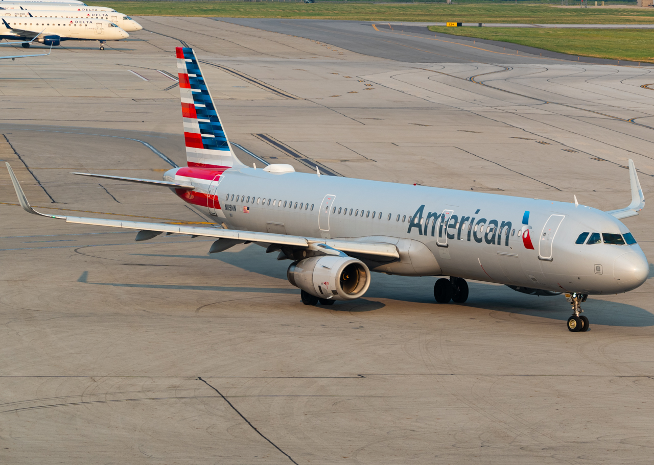 Full size: American Airlines Airbus A321-200 N119NN at John Glenn Columbus International Airport