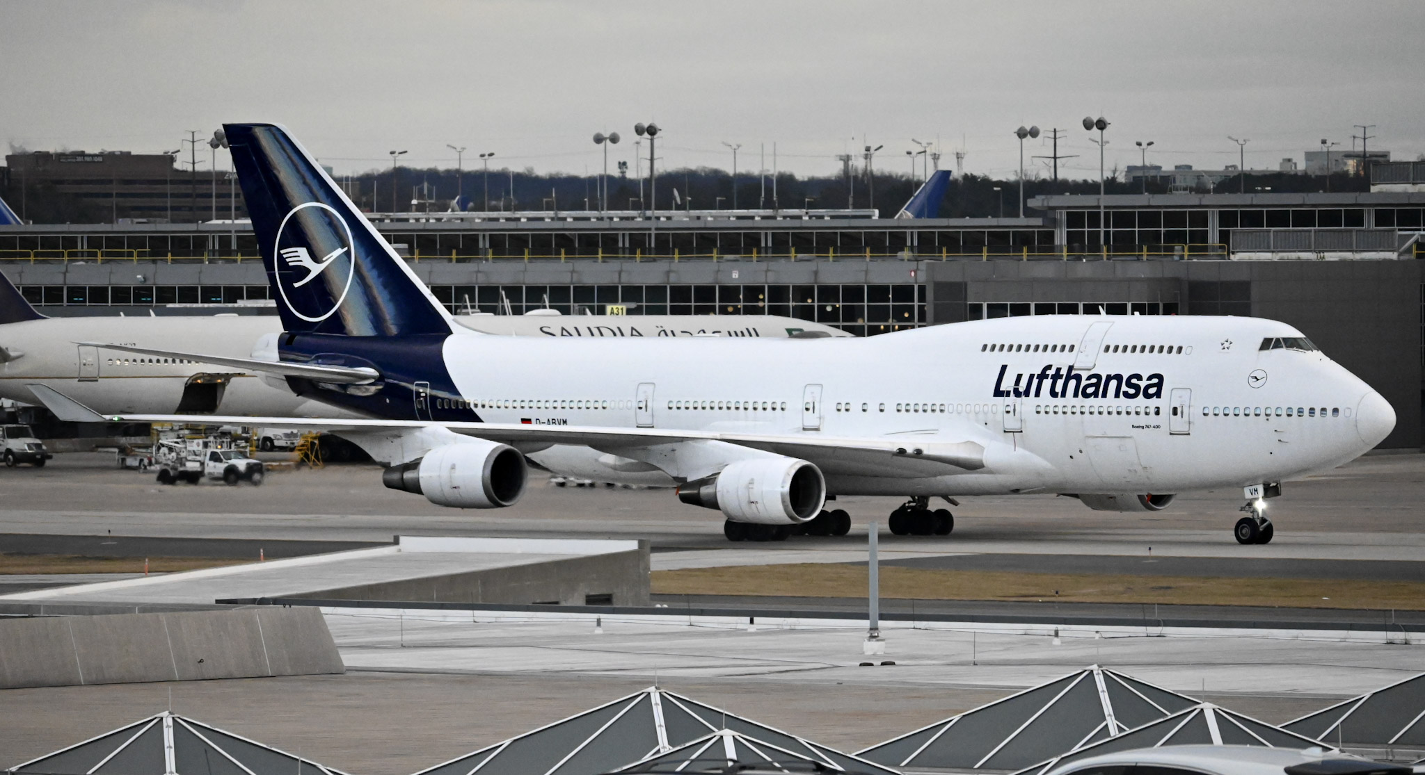 Full size: Lufthansa Boeing 747-400 D-ABVM at Washington Dulles International Airport