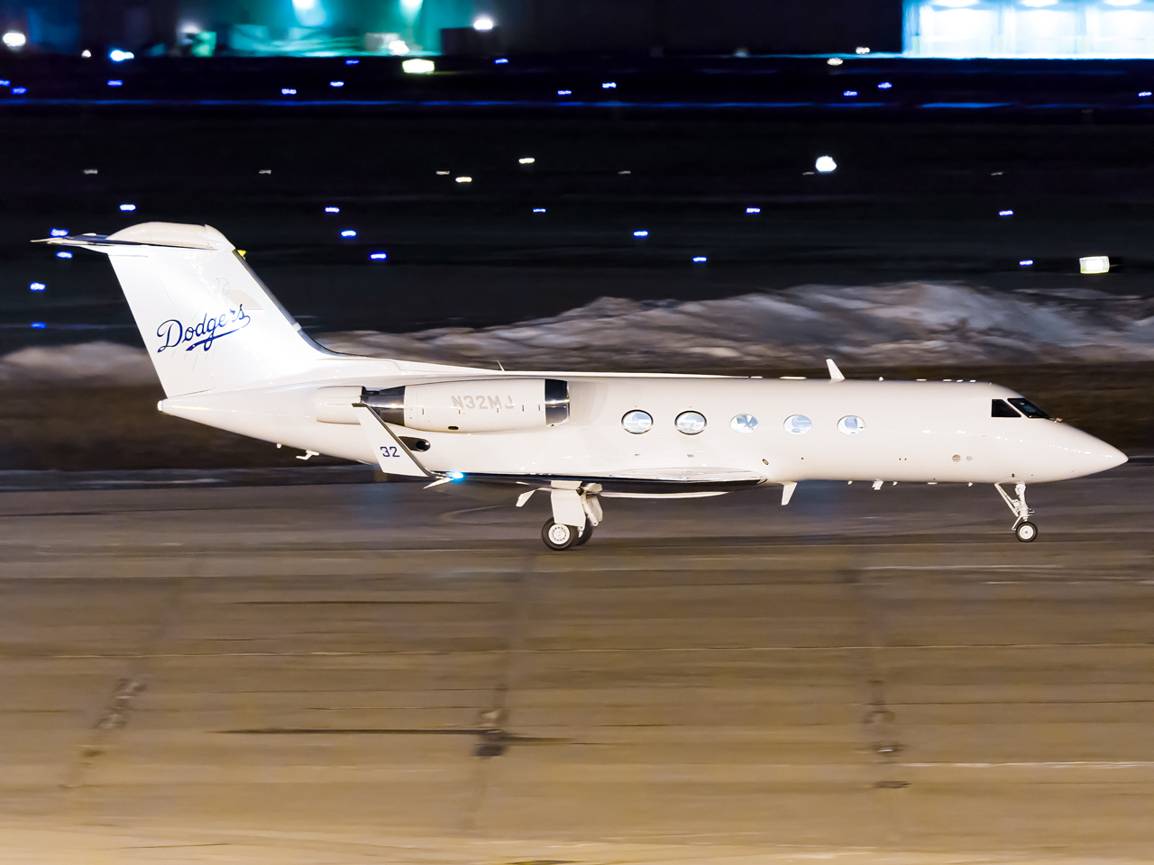 Full size: PRIVATE Gulfstream III N32MJ at Cleveland-Hopkins International Airport