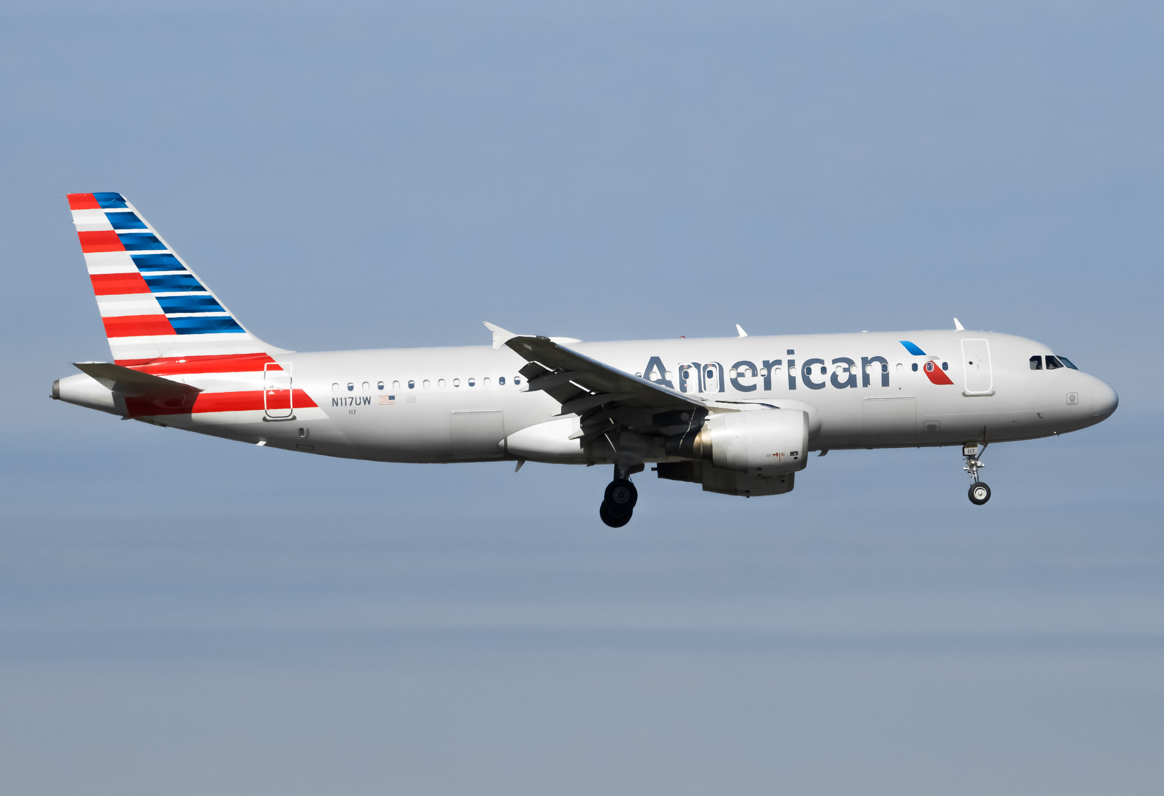 Full size: American Airlines Airbus A320 N117UW at Newark Liberty International Airport