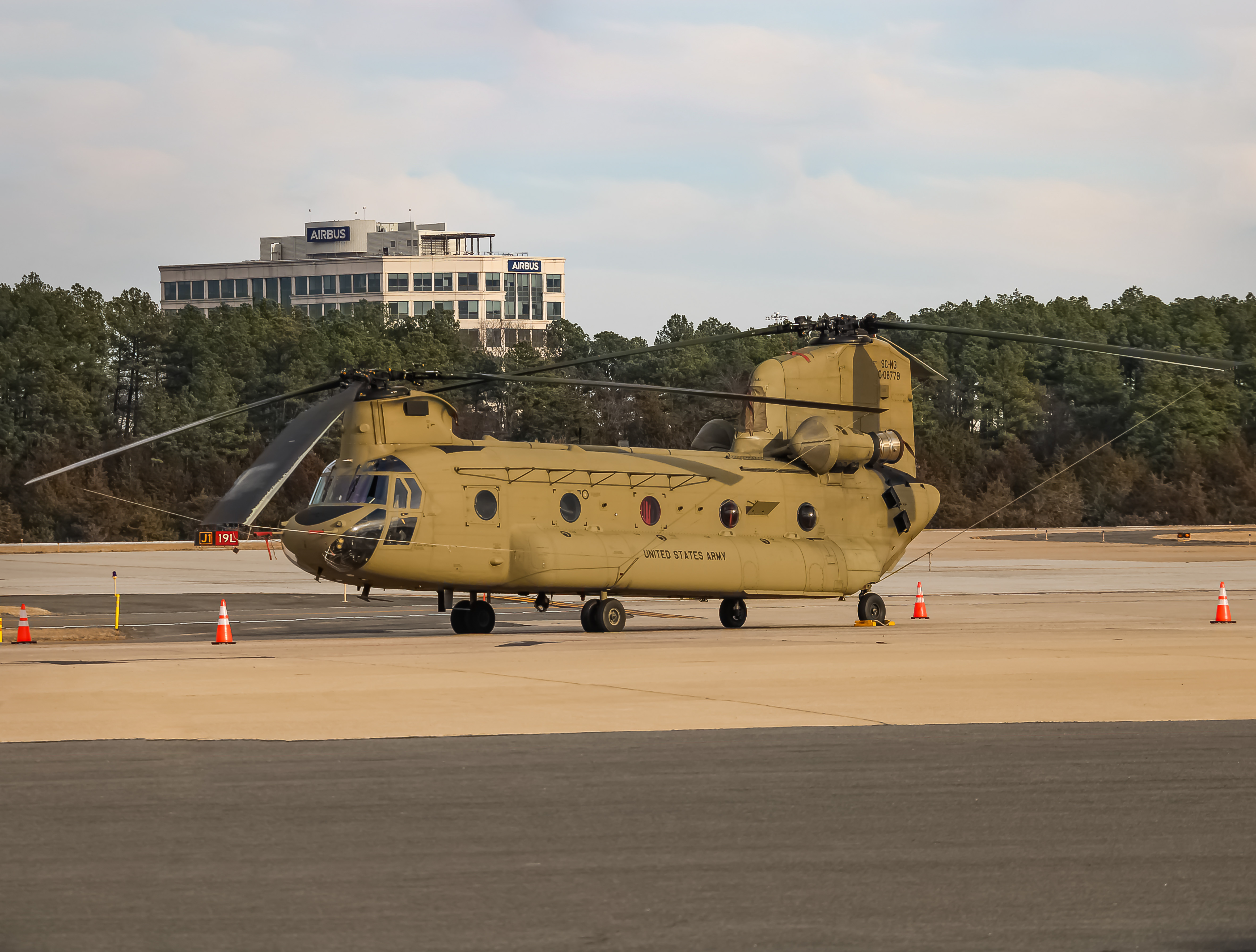 Full size: USA - United States Army Boeing CH-47 Chinook 09-08779 at Washington Dulles International Airport