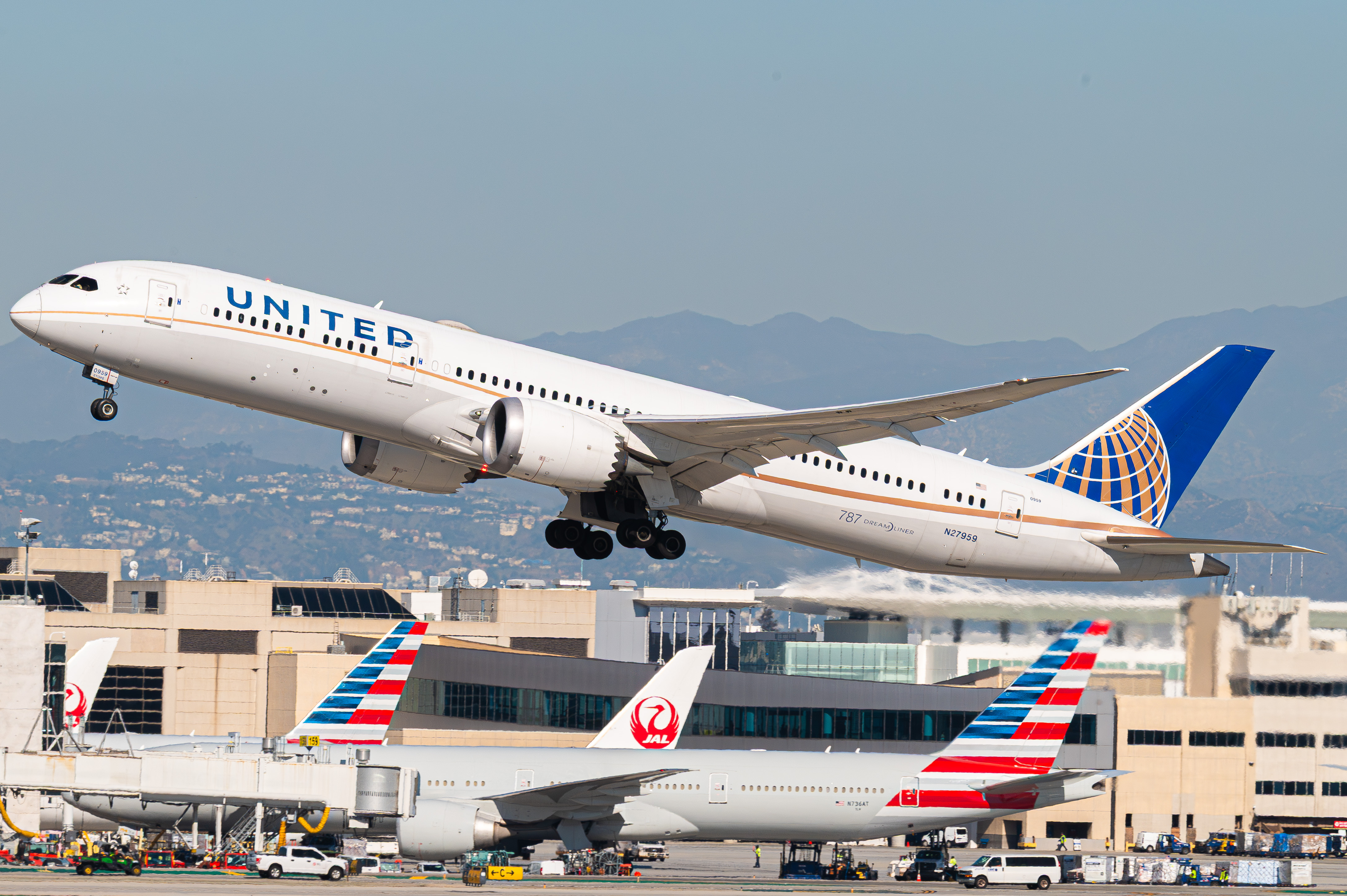 Full size: United Airlines Boeing 787-9 N27959 at Los Angeles International Airport