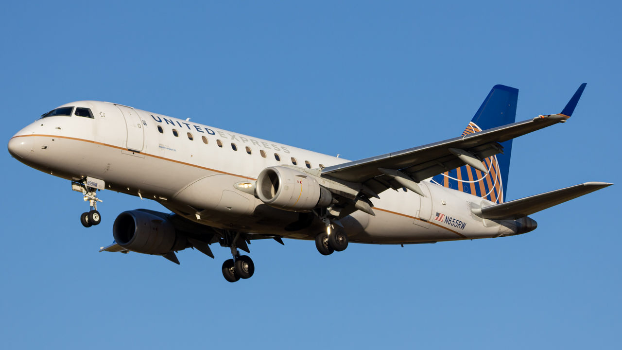 Full size: United Express Embraer E170 N655RW at John Glenn Columbus International Airport