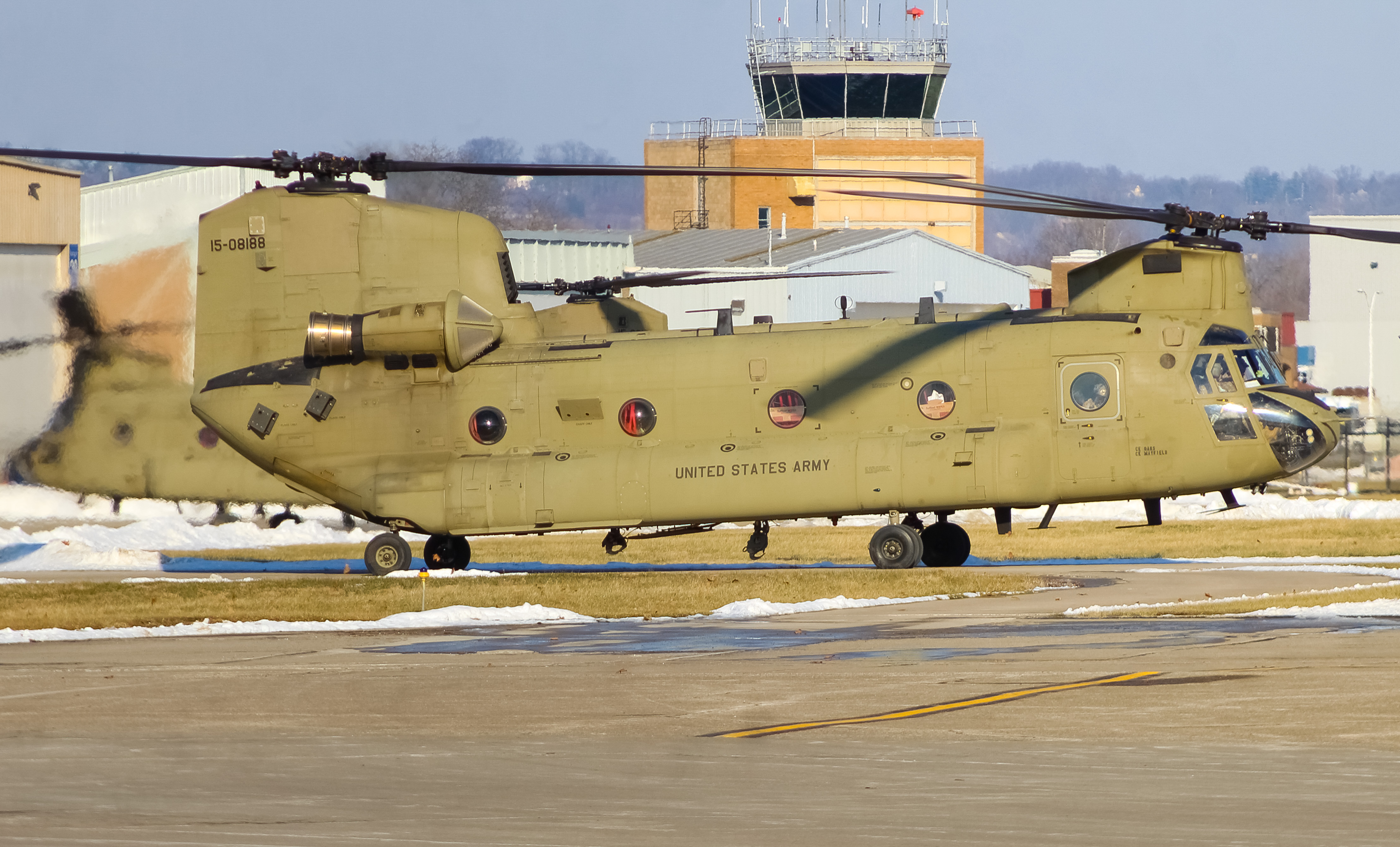 Full size: USA- United States Army Boeing CH-47 Chinook 15-08188 at Cincinnati Municipal Airport/Lunken Field