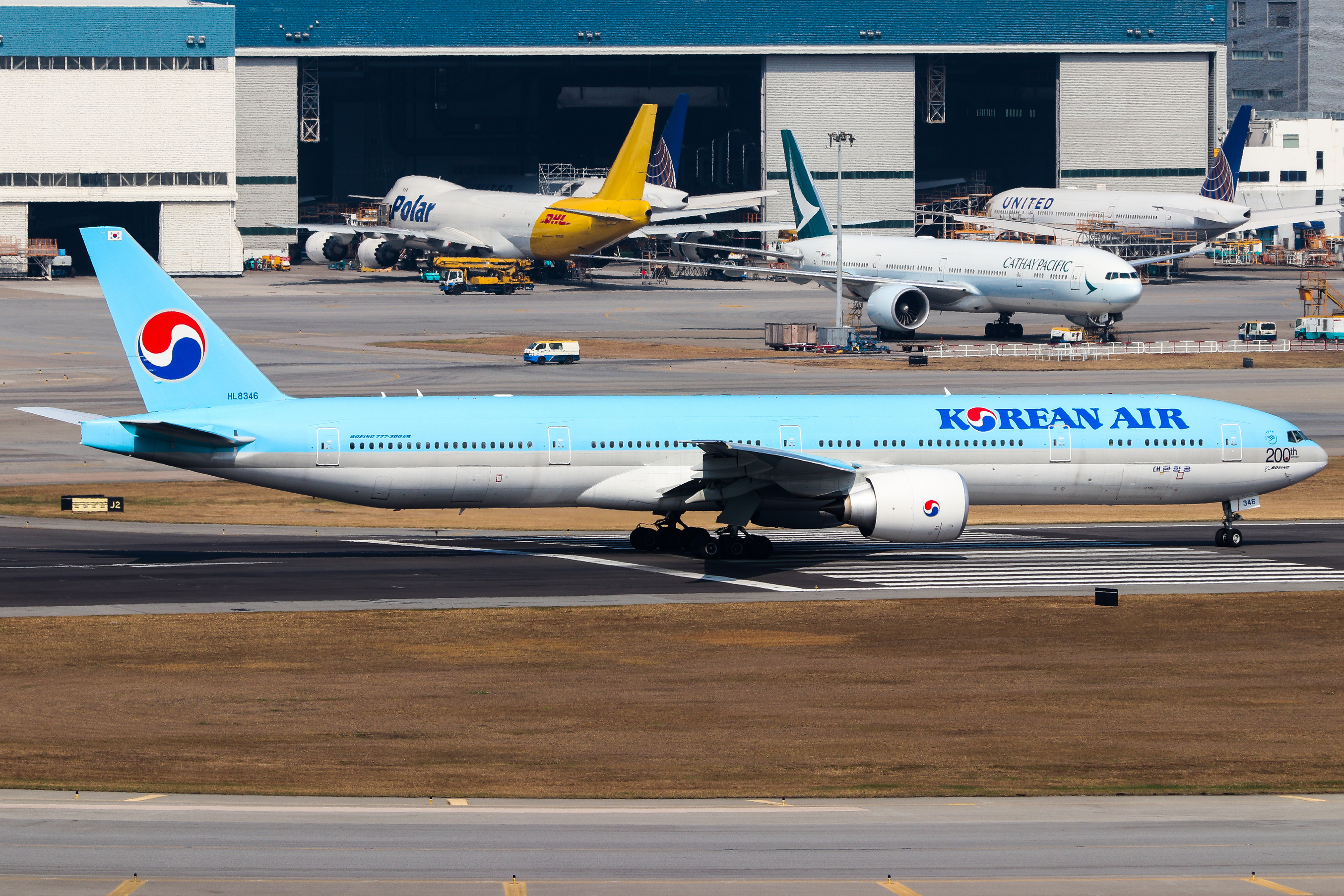 Full size: Korean Air Boeing 777-300ER HL8346 at Hong Kong International Airport