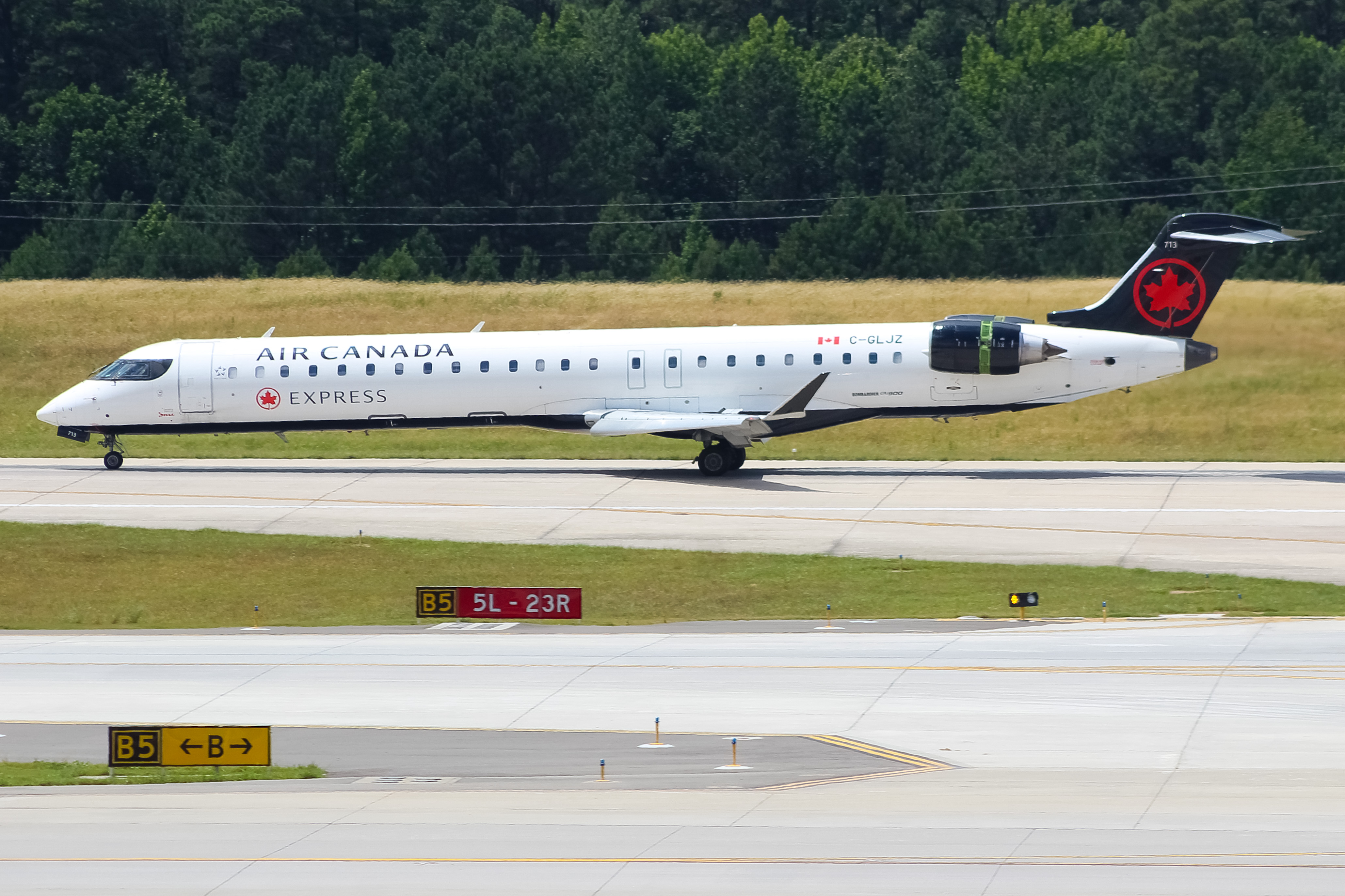 Full size: Air Canada Express Mitsubishi CRJ-900 C-GLJZ at Raleigh-Durham International Airport