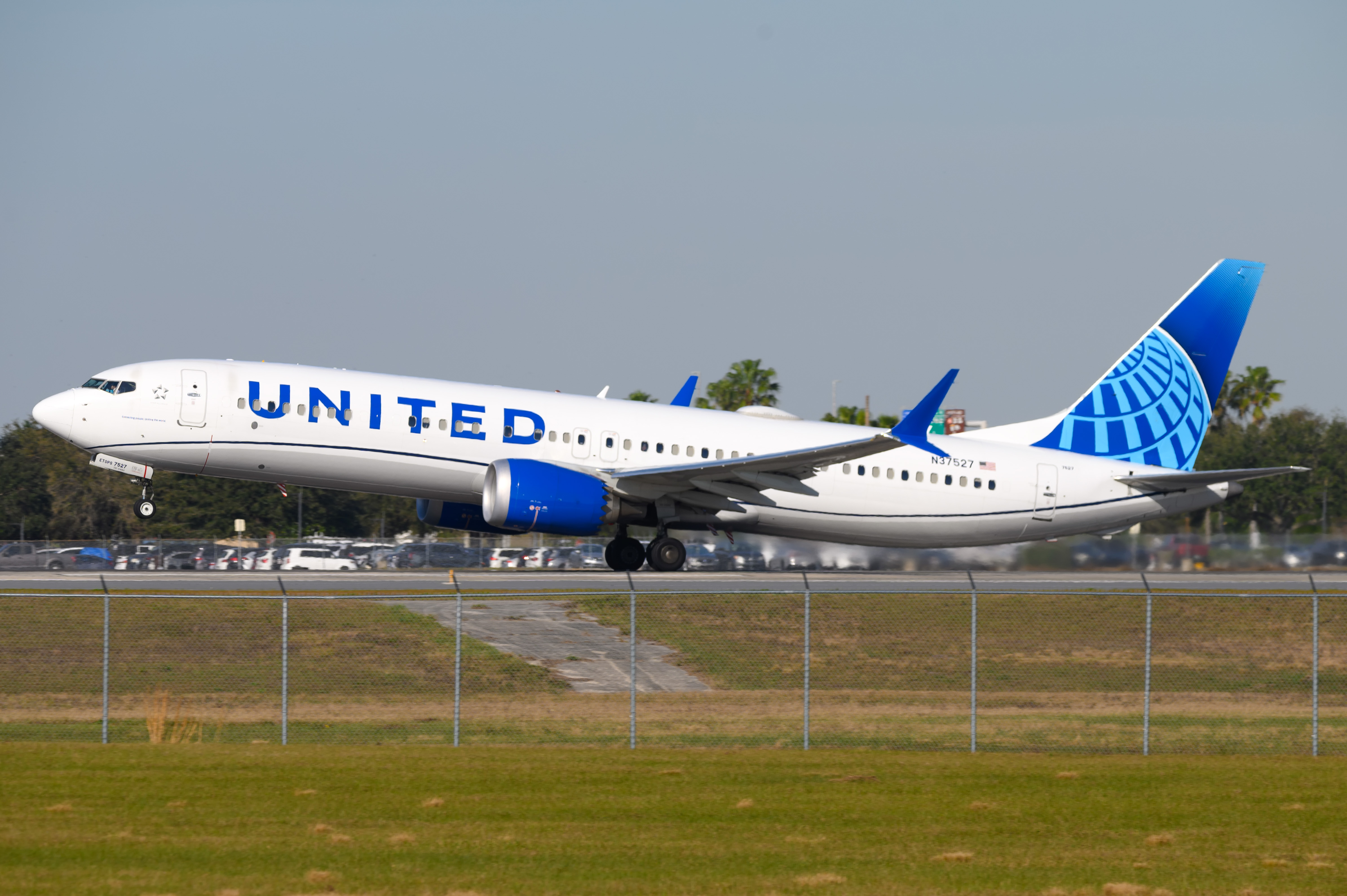 Full size: United Airlines Boeing 737 MAX 9 N37527 at Orlando International Airport