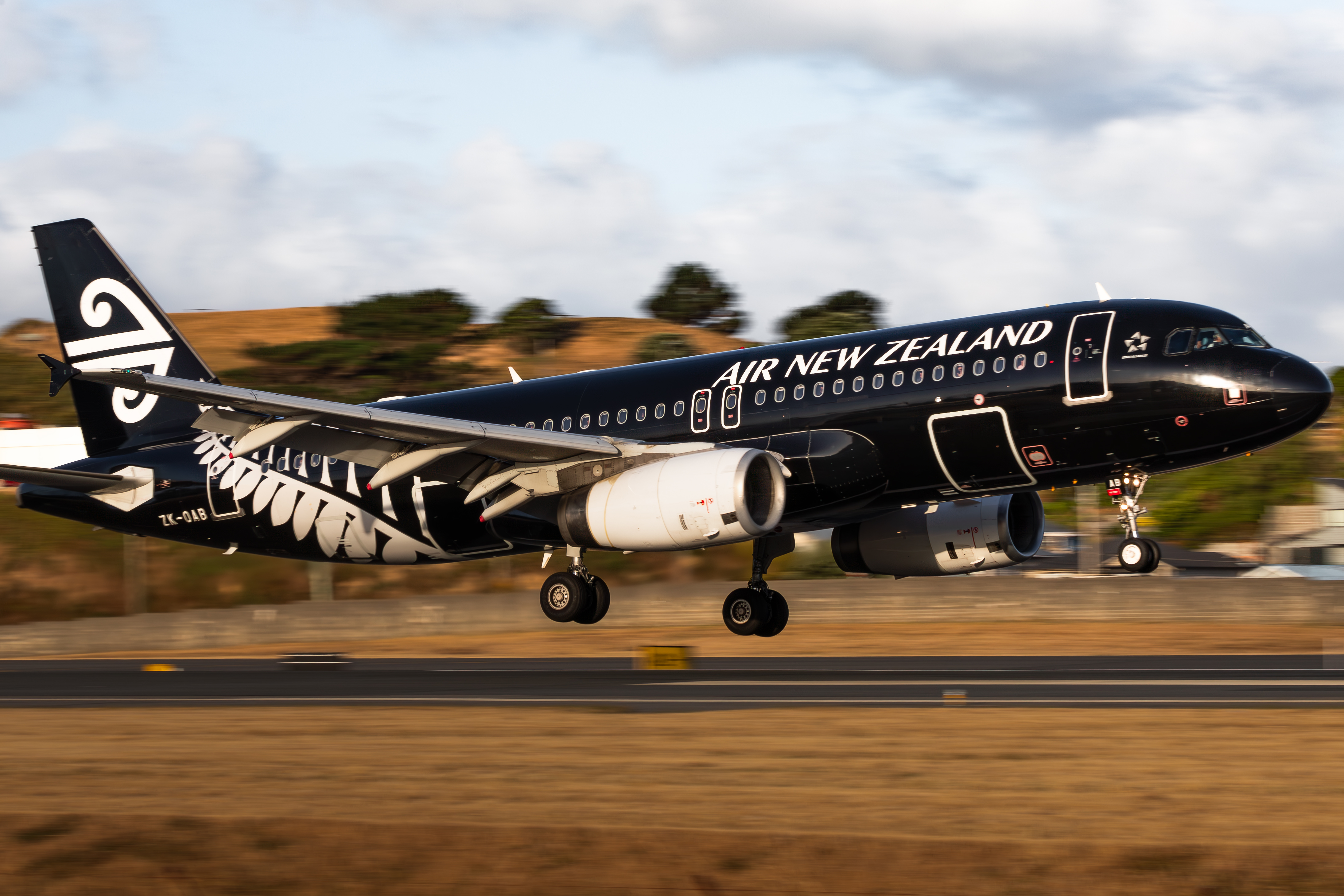 Full size: Air New Zealand Airbus A320 ZK-OAB at Wellington International Airport