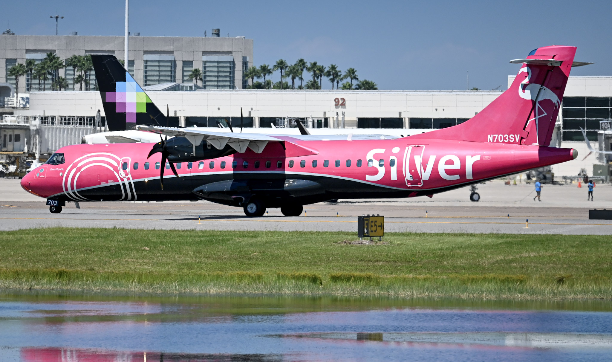 Full size: Silver Airways ATR 72-600 N703SV at Orlando International Airport