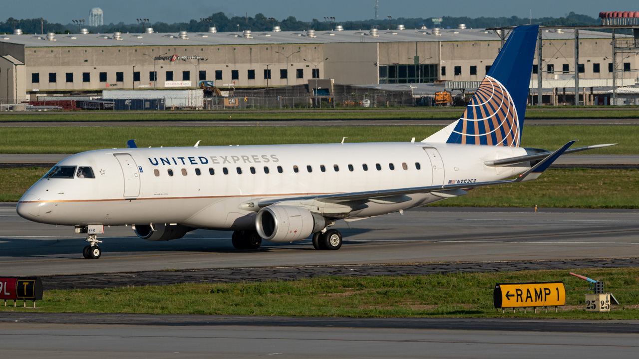 Full size: United Express Embraer E175 N85358 at Hartsfield-Jackson Atlanta International Airport