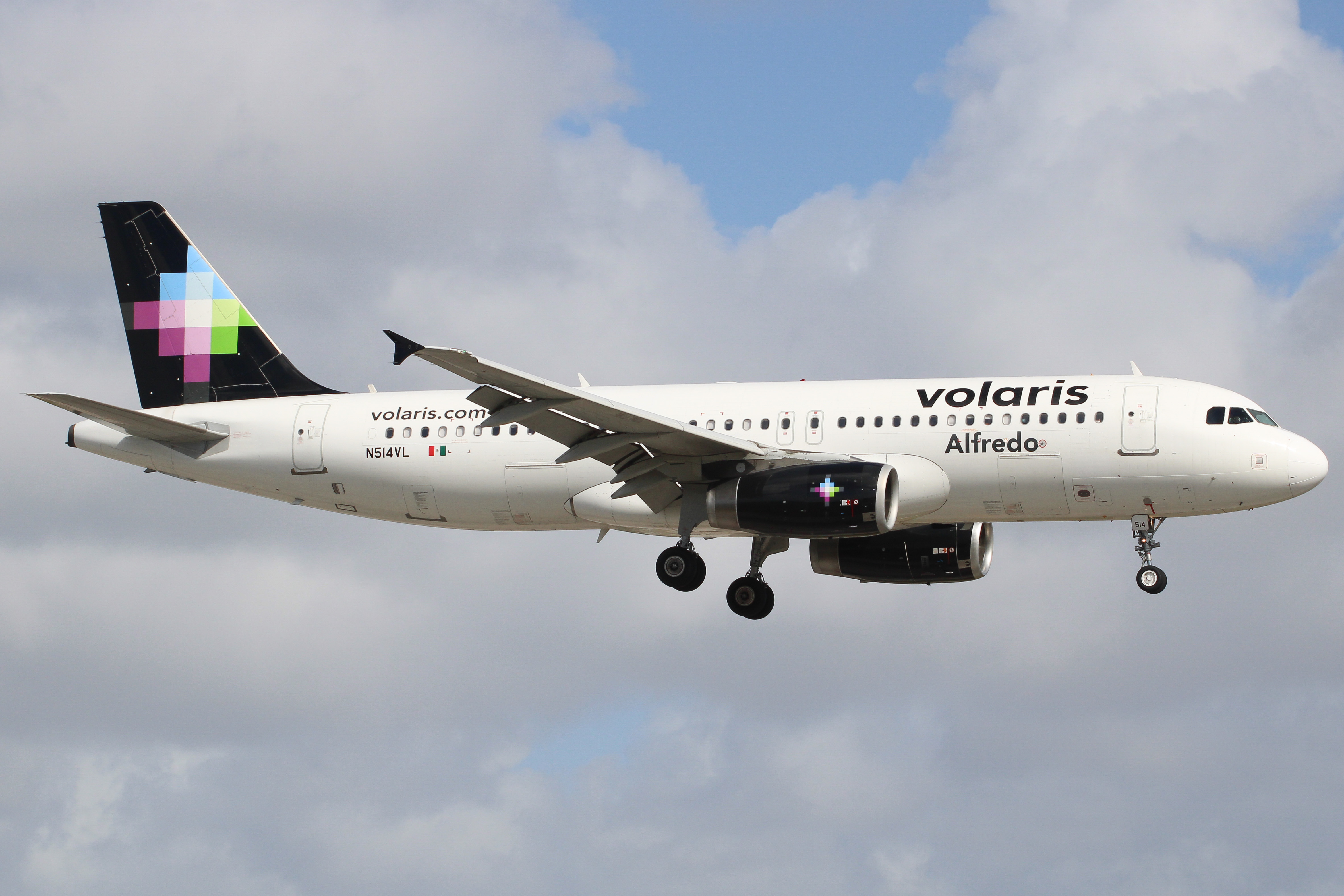 Full size: Volaris Airbus A320 N514VL at Miami International Airport