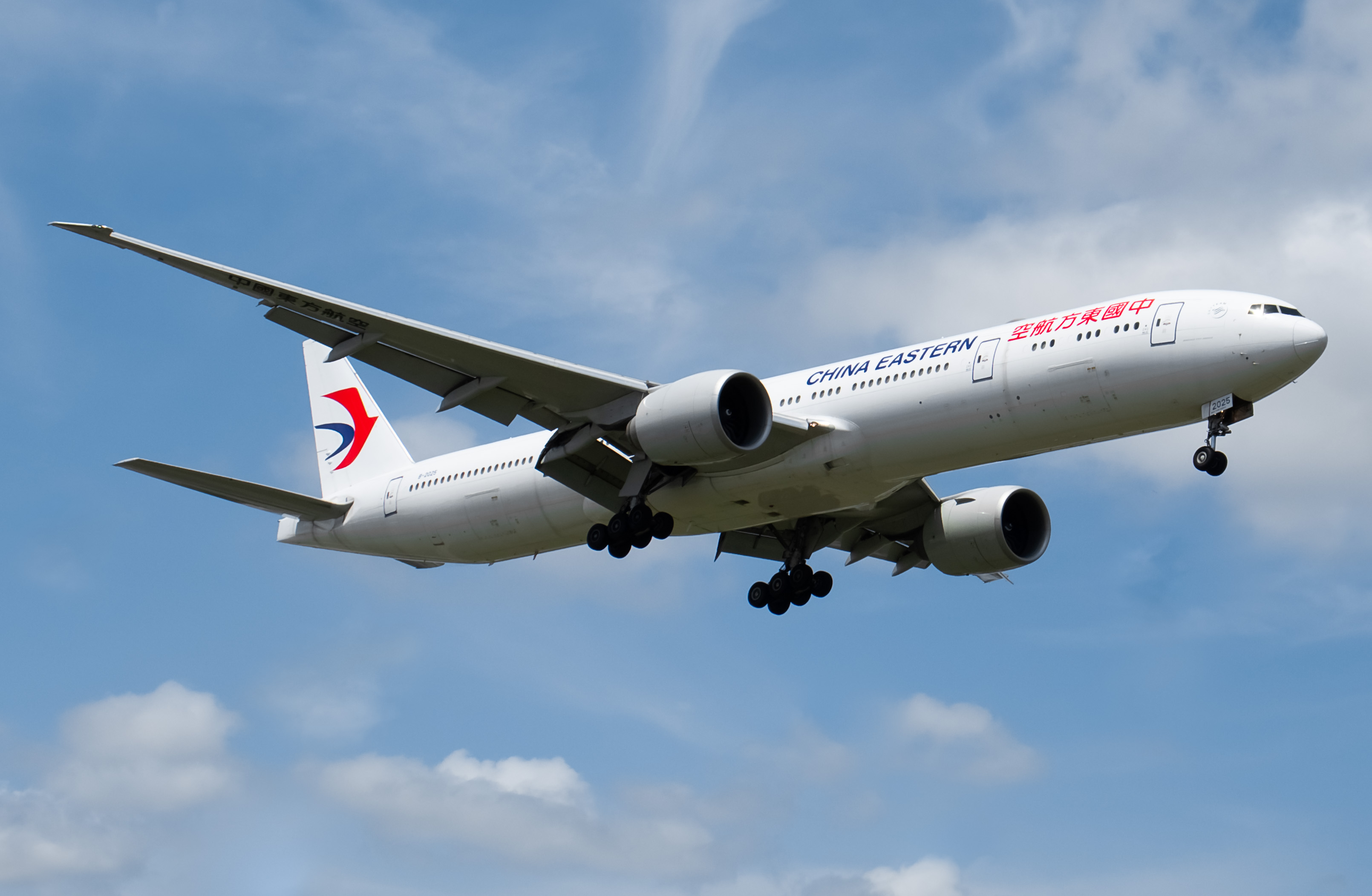 Full size: China Eastern Airlines Boeing 777-300ER B-2025 at John F. Kennedy International Airport
