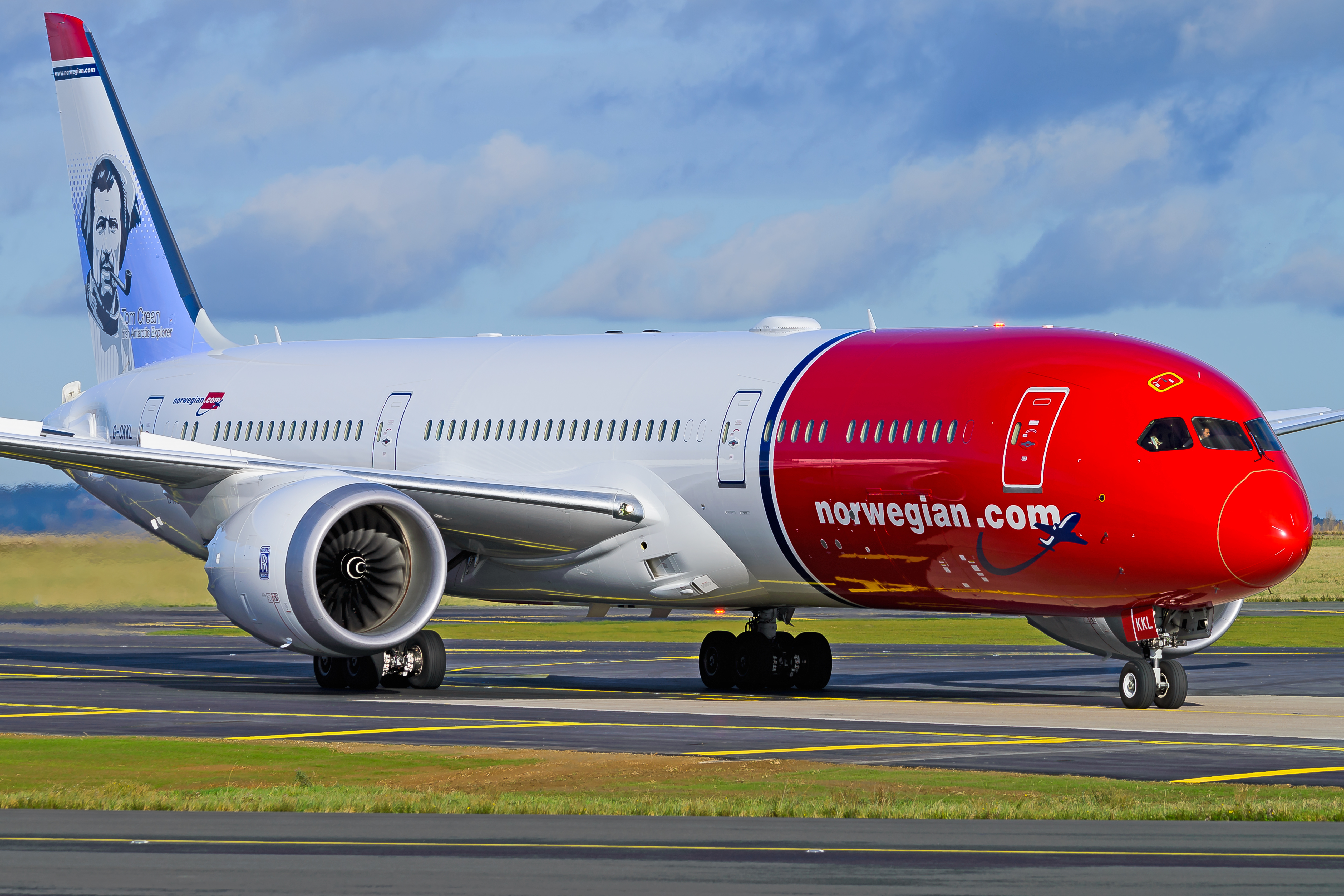 Full size: Norwegian Air Boeing 787-9 G-CKKL at Paris Charles de Gaulle Airport