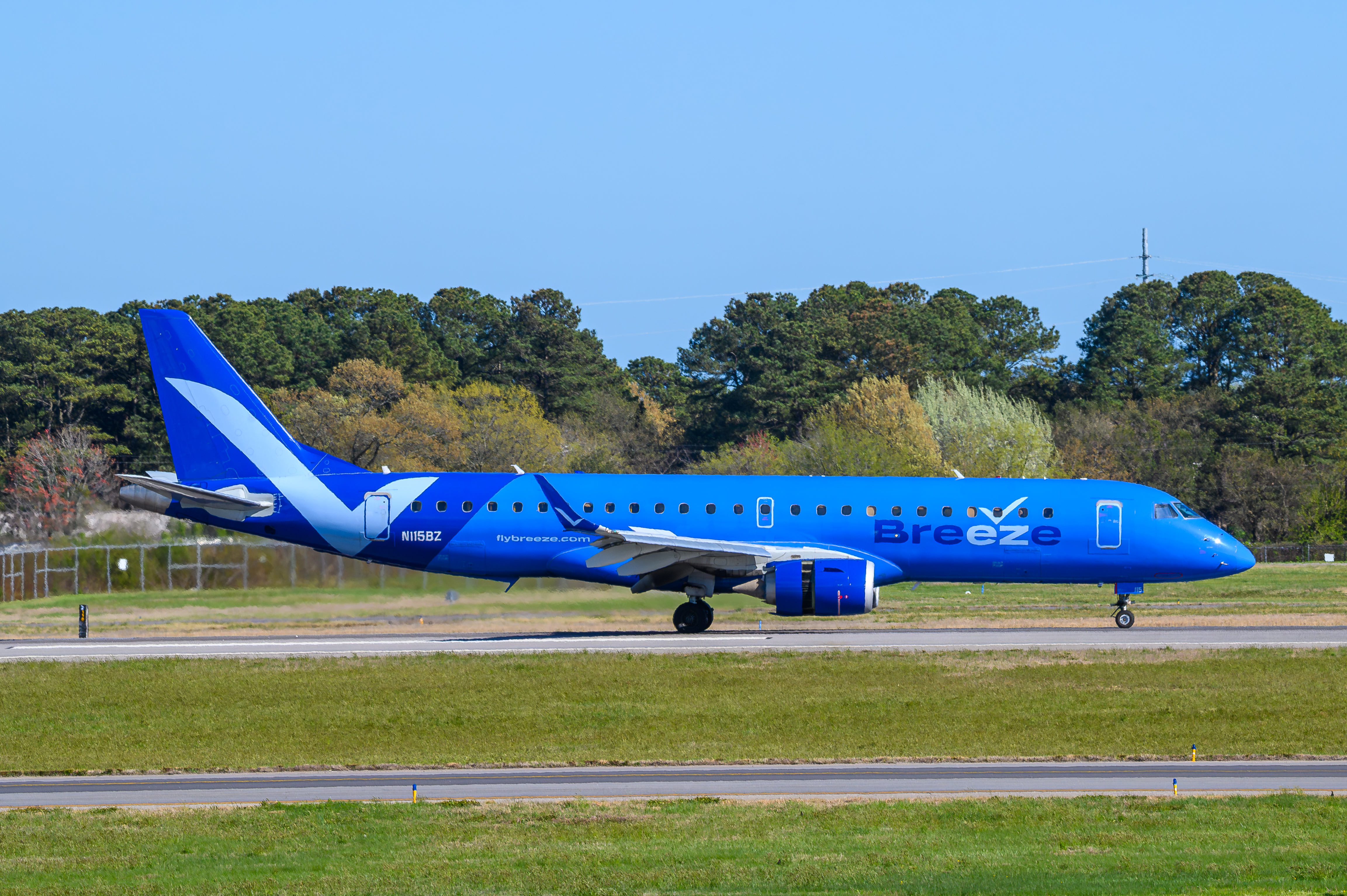 Full size: Breeze Airways Embraer E190 N115BZ at Norfolk International Airport