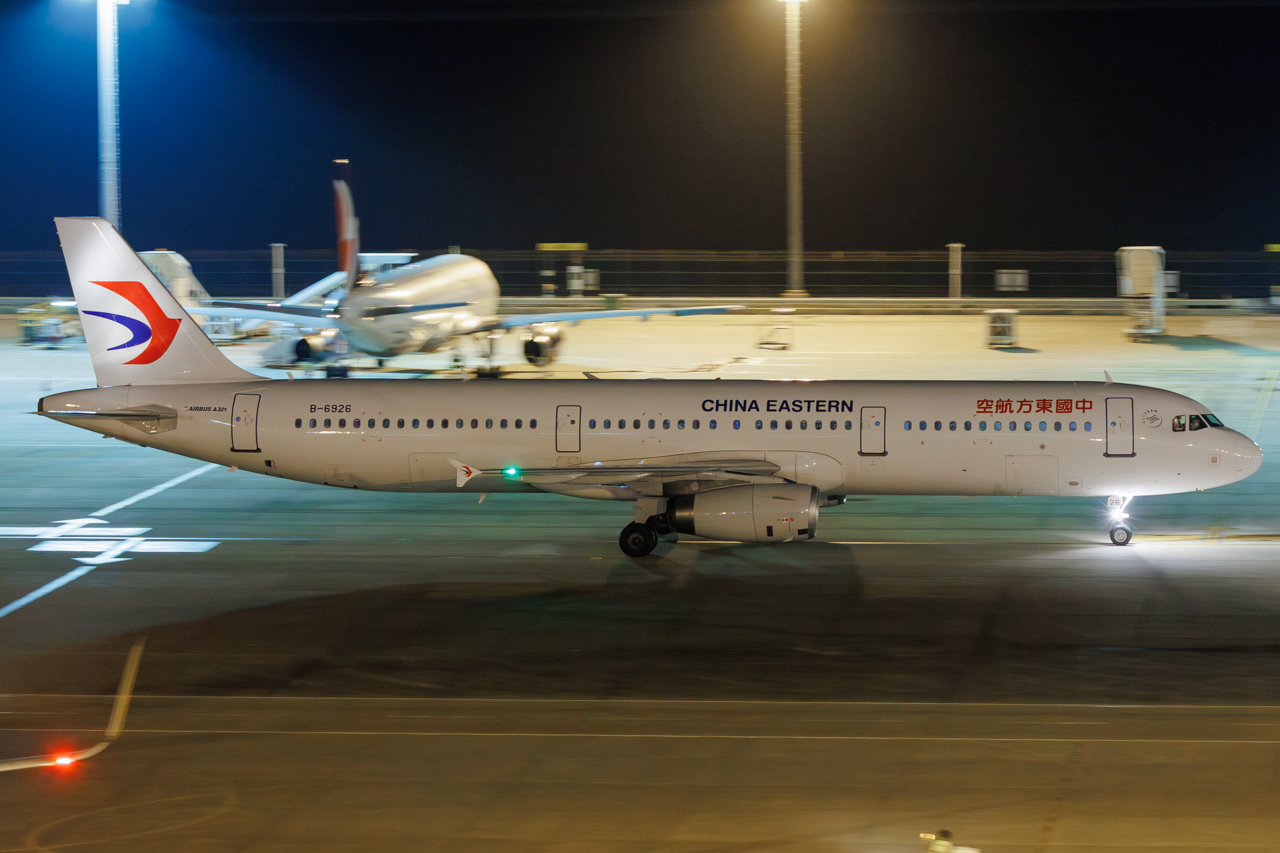 Full size: China Eastern Airlines Airbus A321-200 B-6926 at Macau International Airport