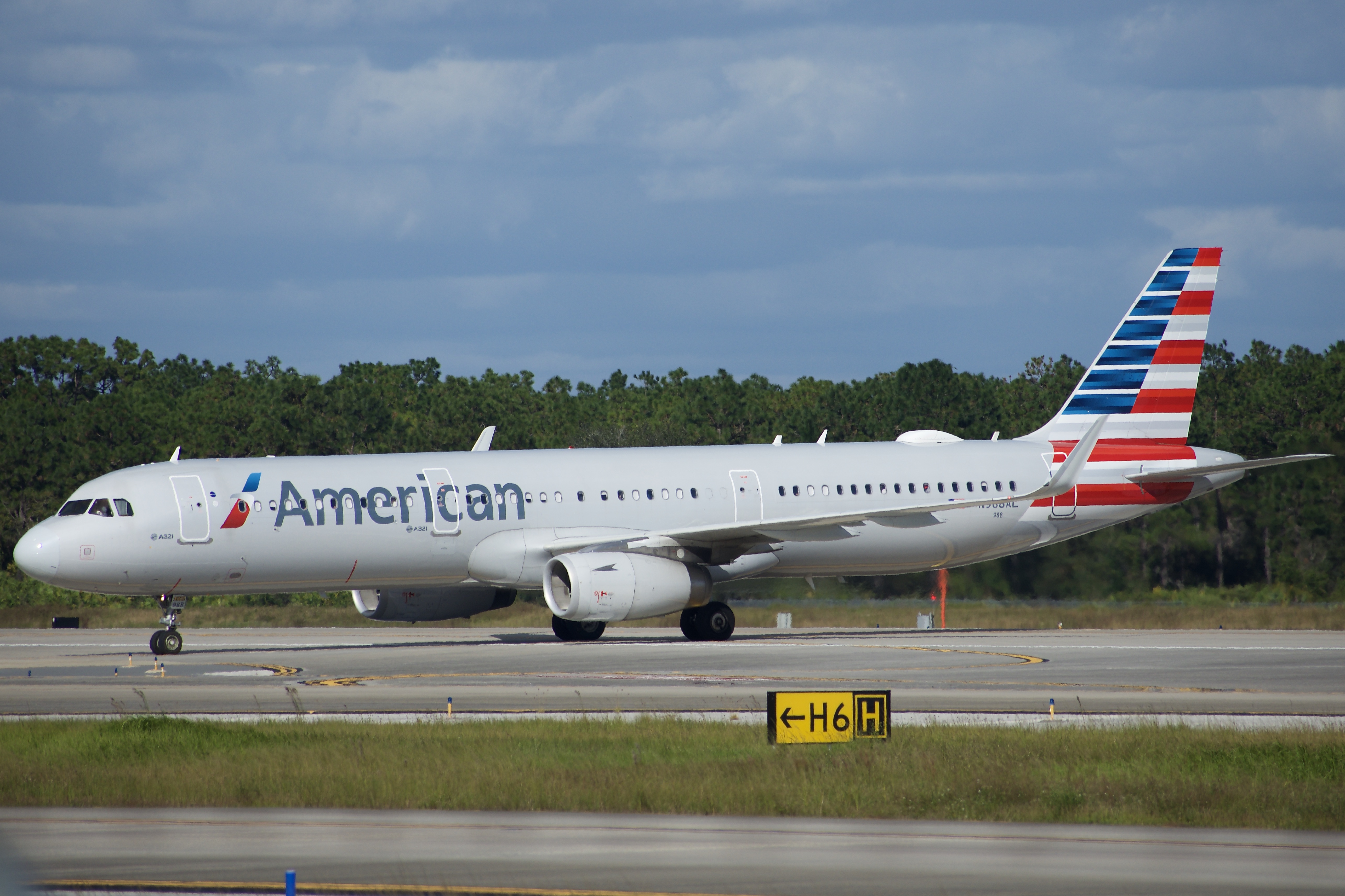 Full size: American Airlines Airbus A321-200 N988AL at Orlando International Airport
