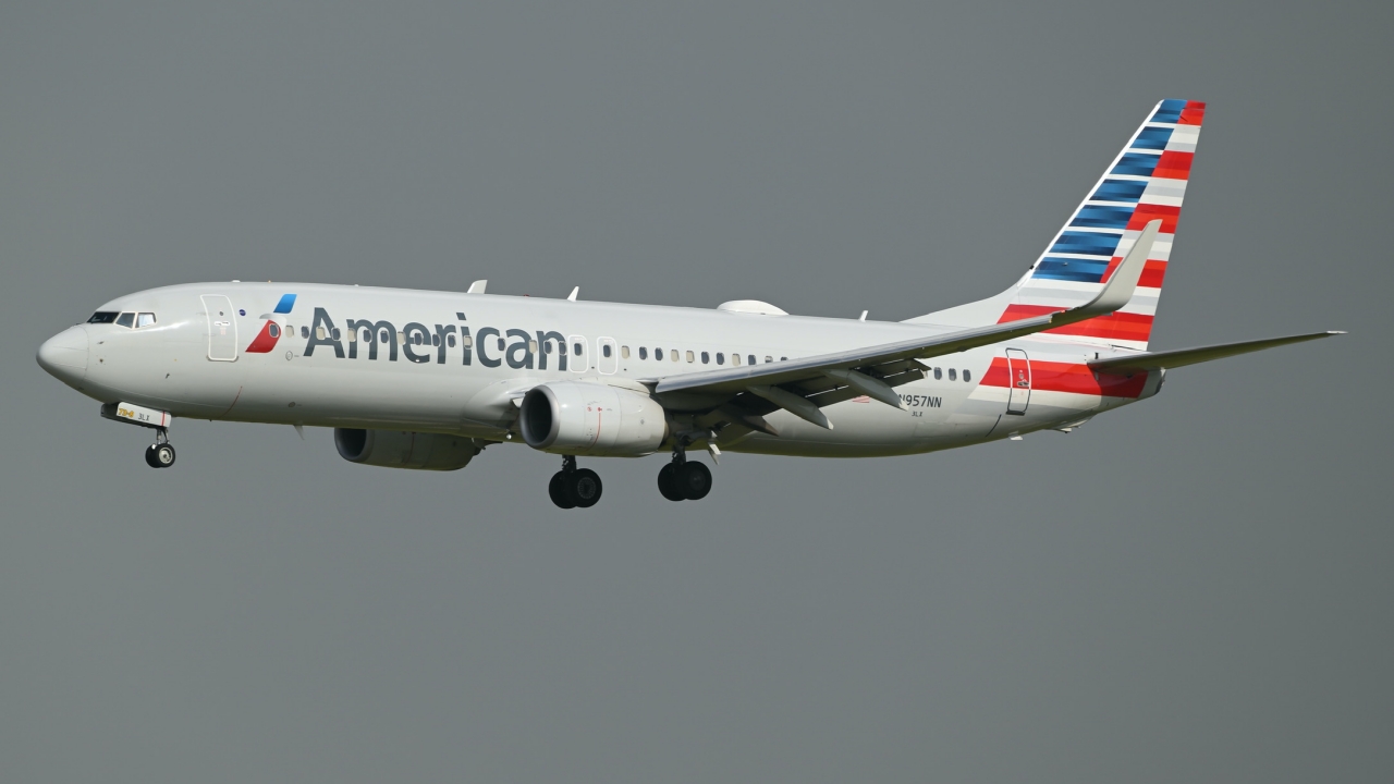 Full size: American Airlines Boeing 737-800 N957NN at Dallas-Fort Worth International Airport
