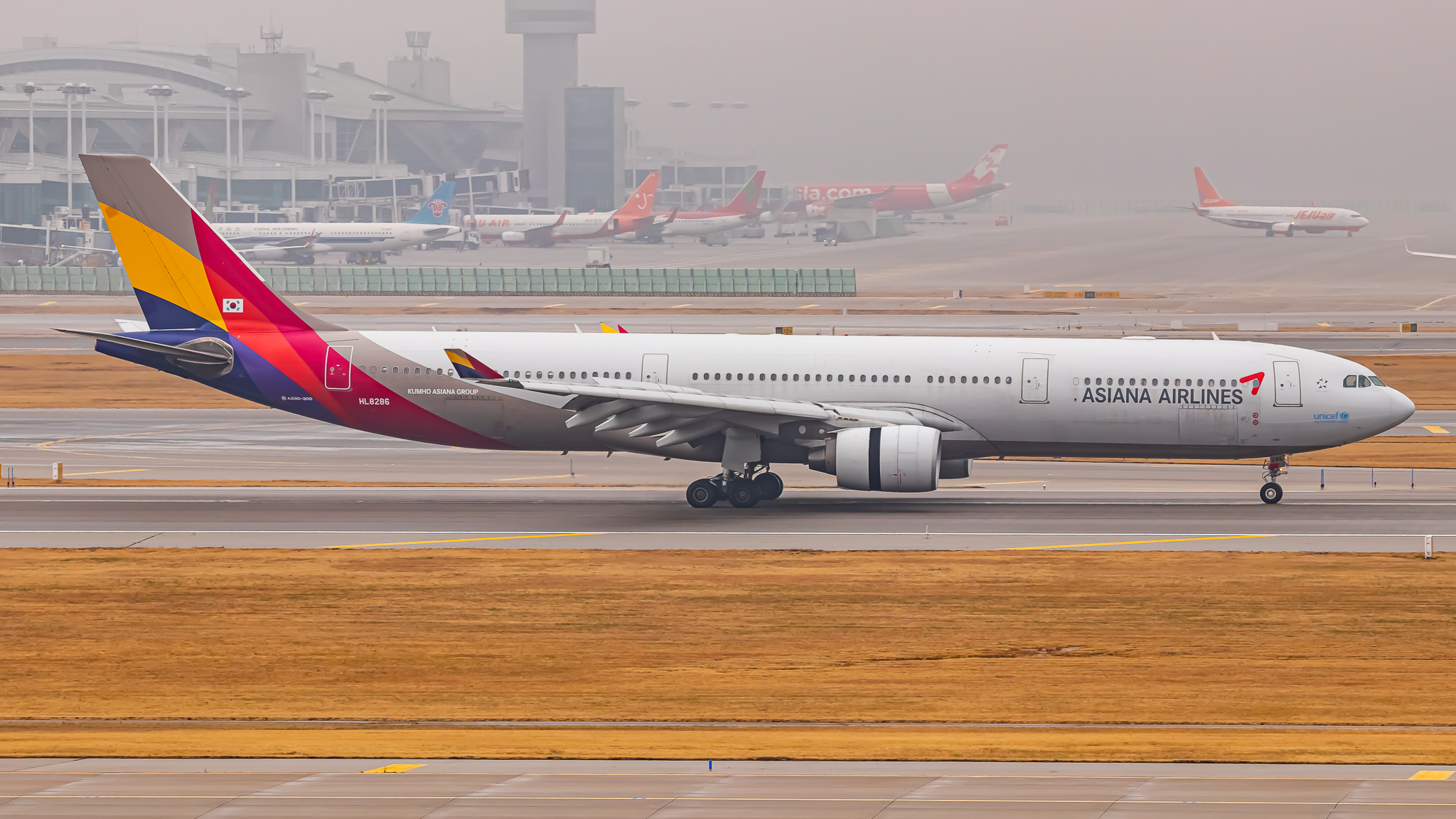 Full size: Asiana Airlines A330-300 HL8286 at Seoul-Incheon International Airport