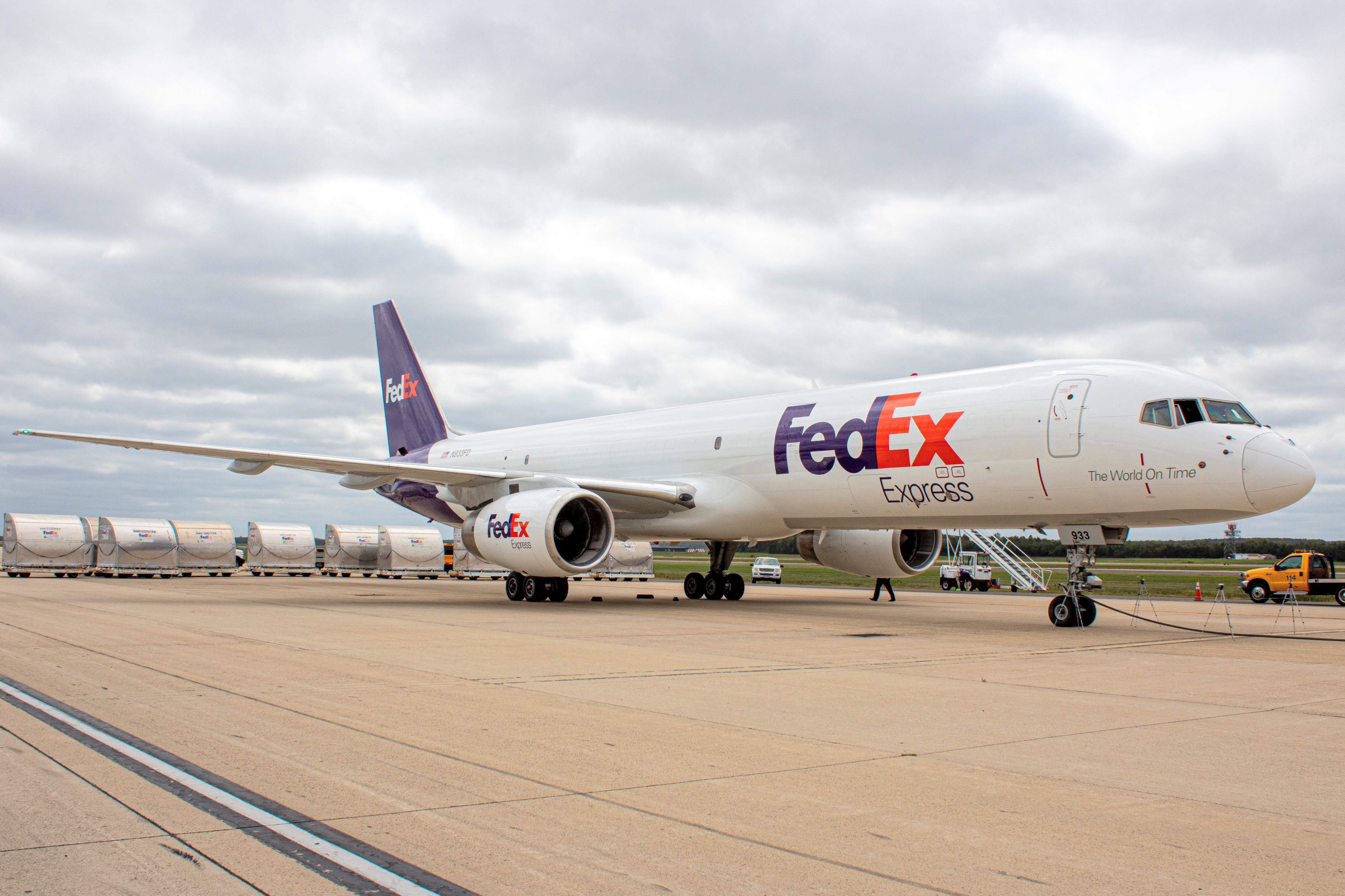 Full size: FedEx Boeing 757-200F N933FD at Washington Dulles International Airport