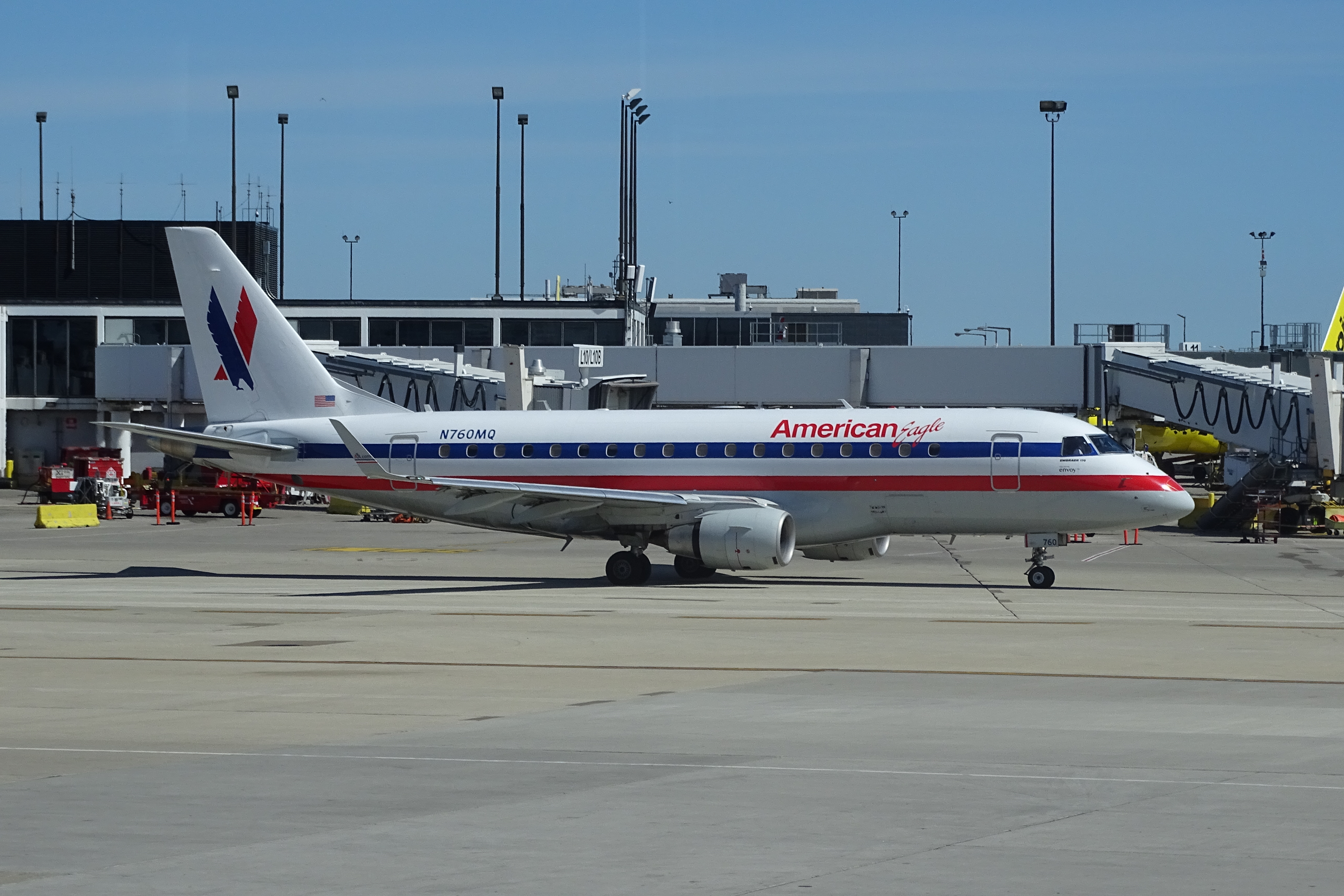 Full size: American Airlines Embraer E170 N760MQ at Chicago O'Hare International Airport