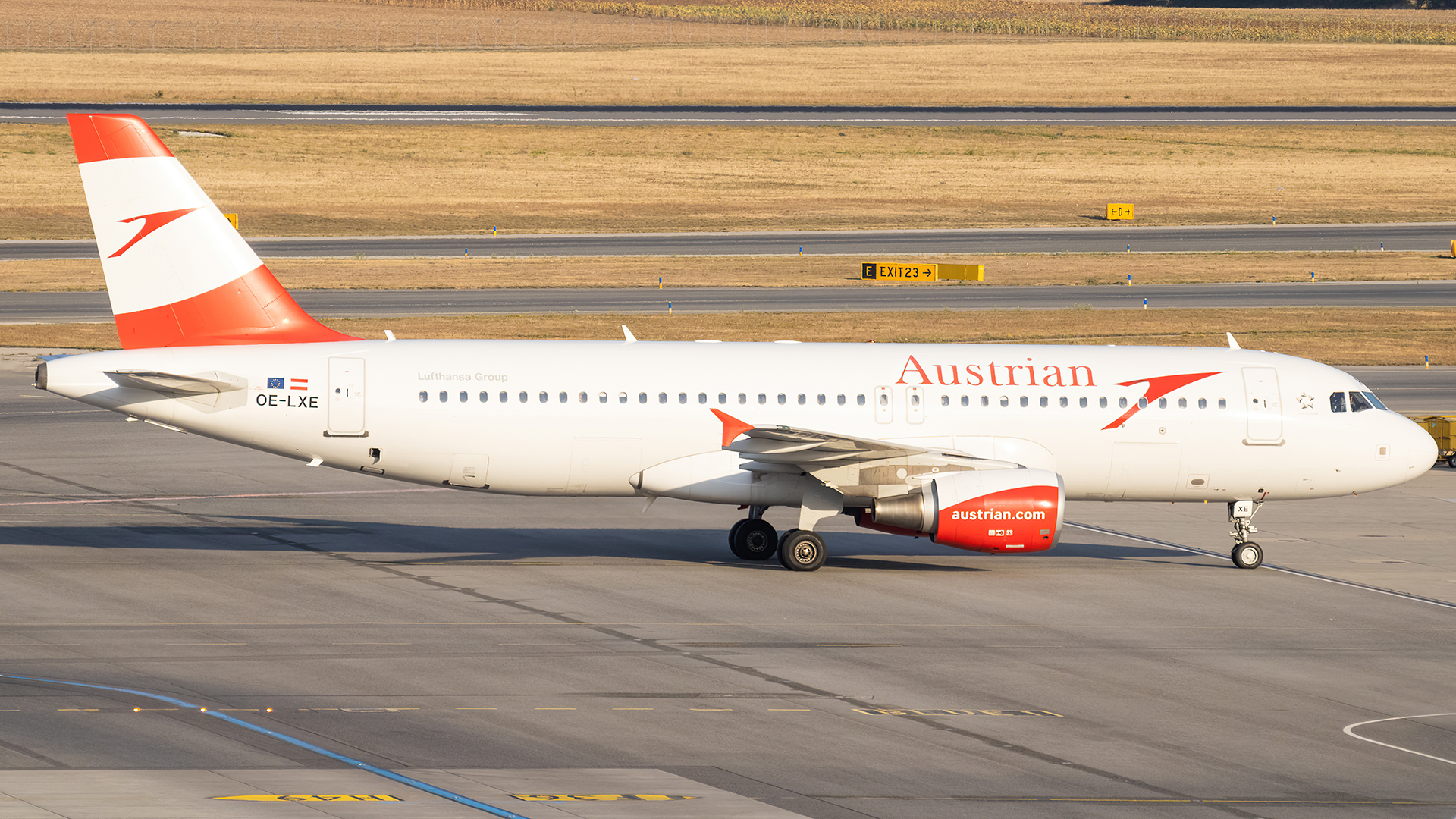 Full size: Austrian Airlines Airbus A320 OE-LXE at Vienna International Airport