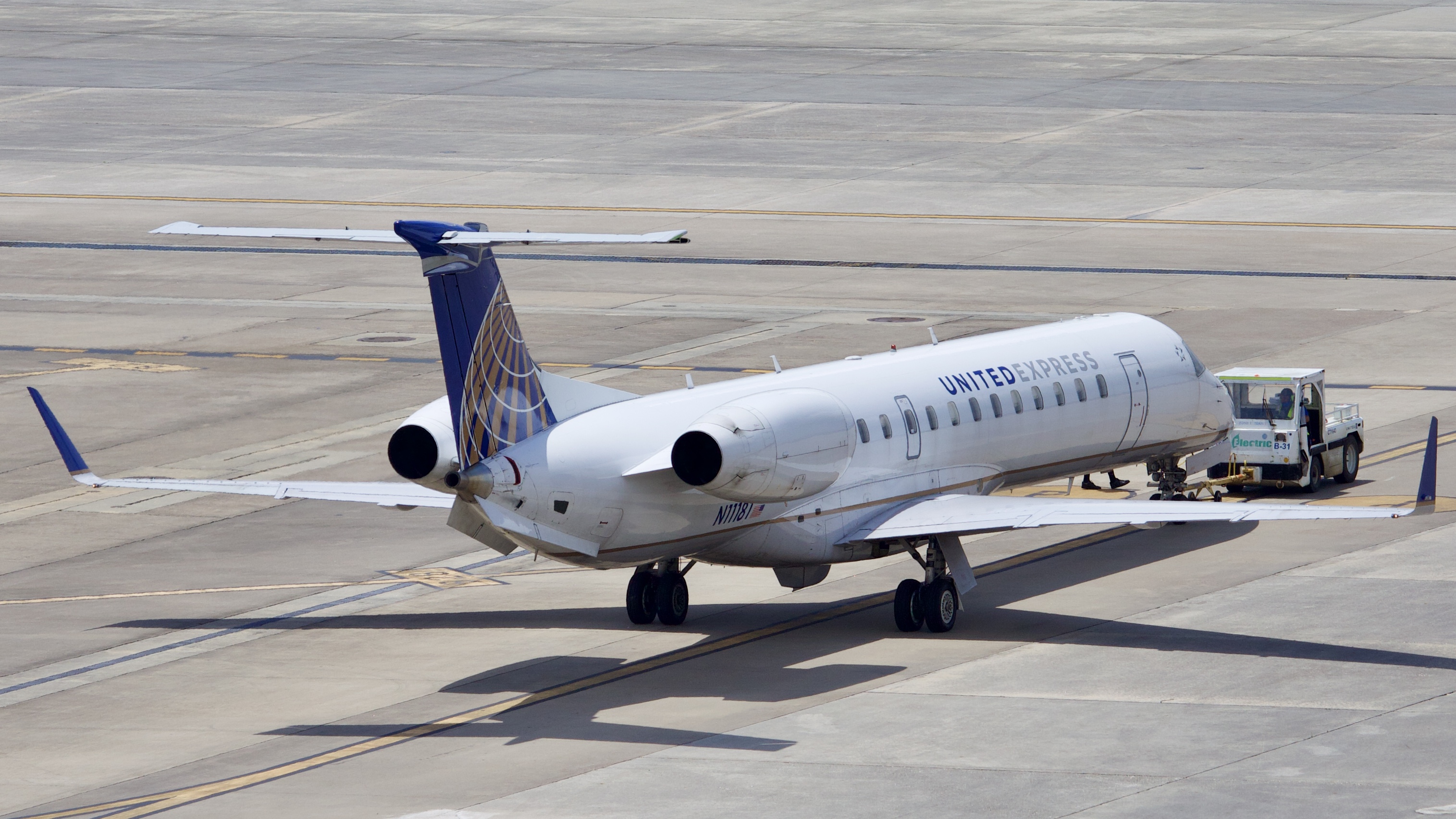 Full size: United Express Embraer ERJ-145XR N11181 at Houston-George Bush Intercontinental Airport
